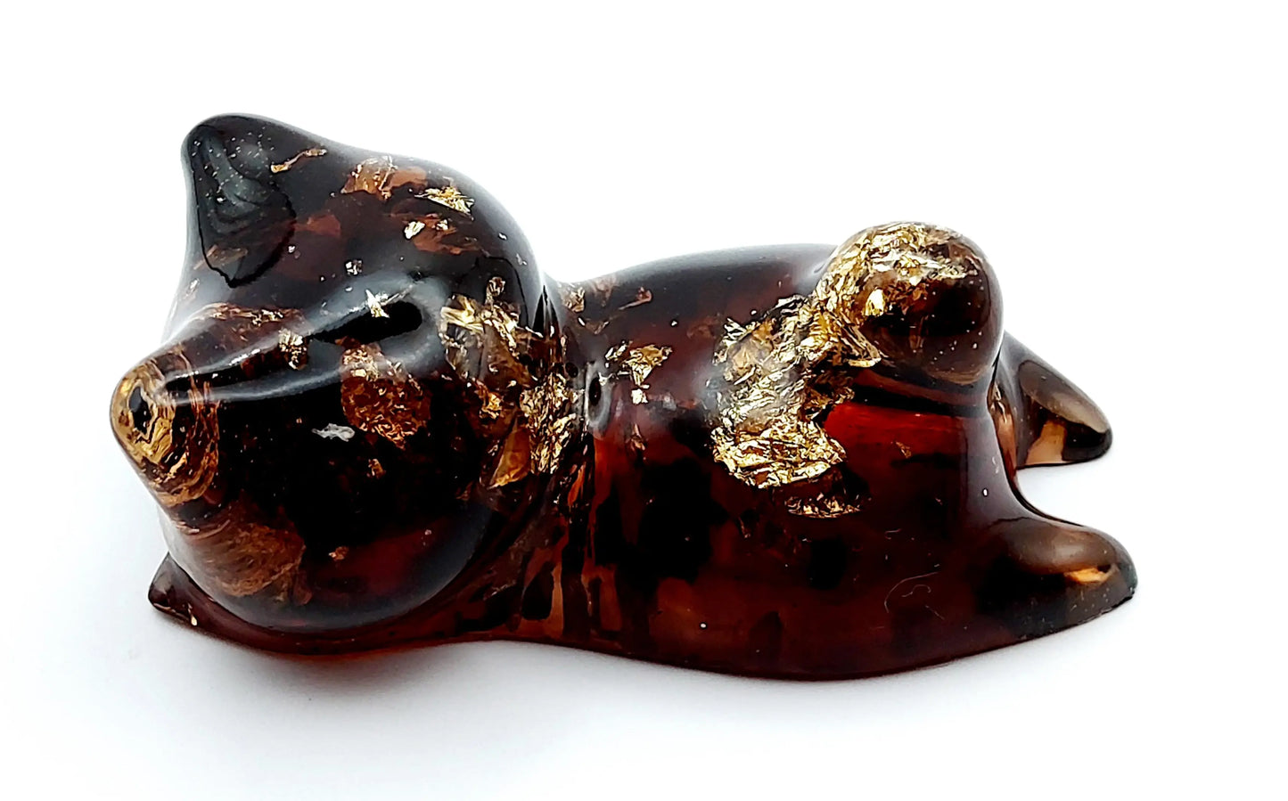 Figurine "Chaton couché" en résine époxy, marron et feuille d'or.