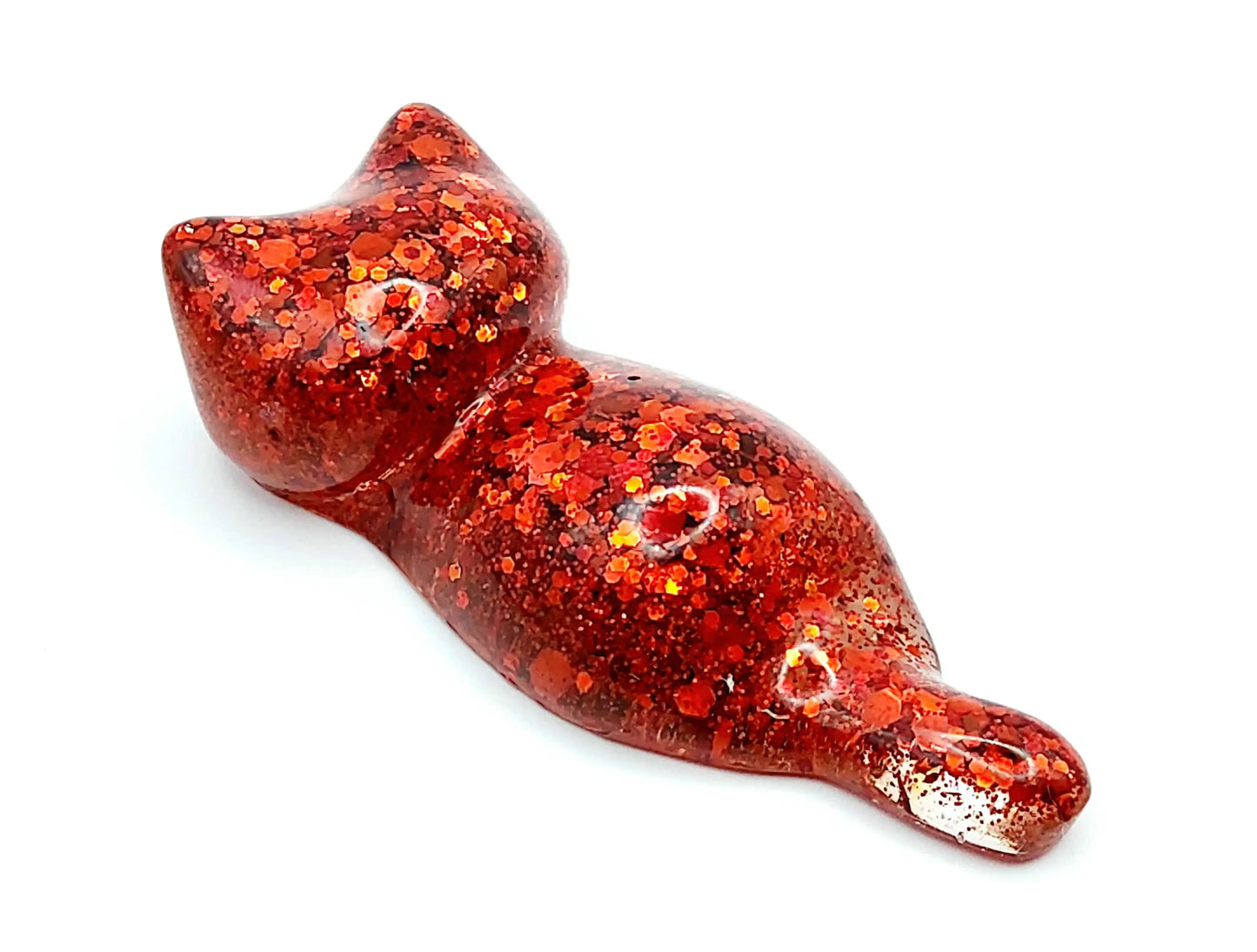 Figurine "Chaton couché" en résine époxy. Paillettes rouges.
