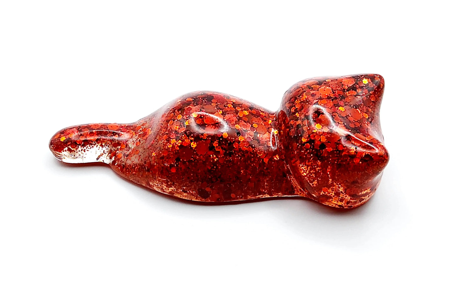 Figurine "Chaton couché" en résine époxy. Paillettes rouges.
