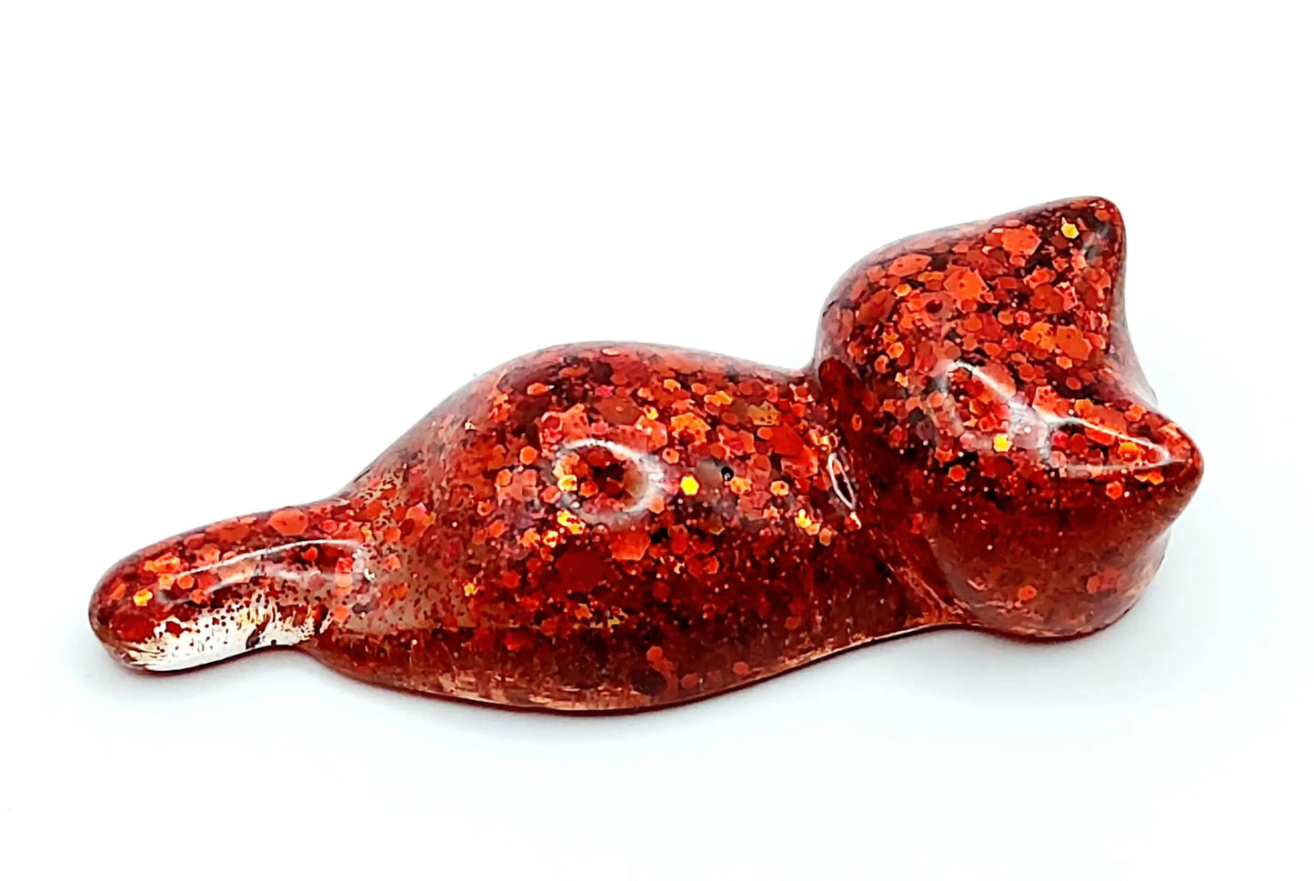 Figurine "Chaton couché" en résine époxy. Paillettes rouges.