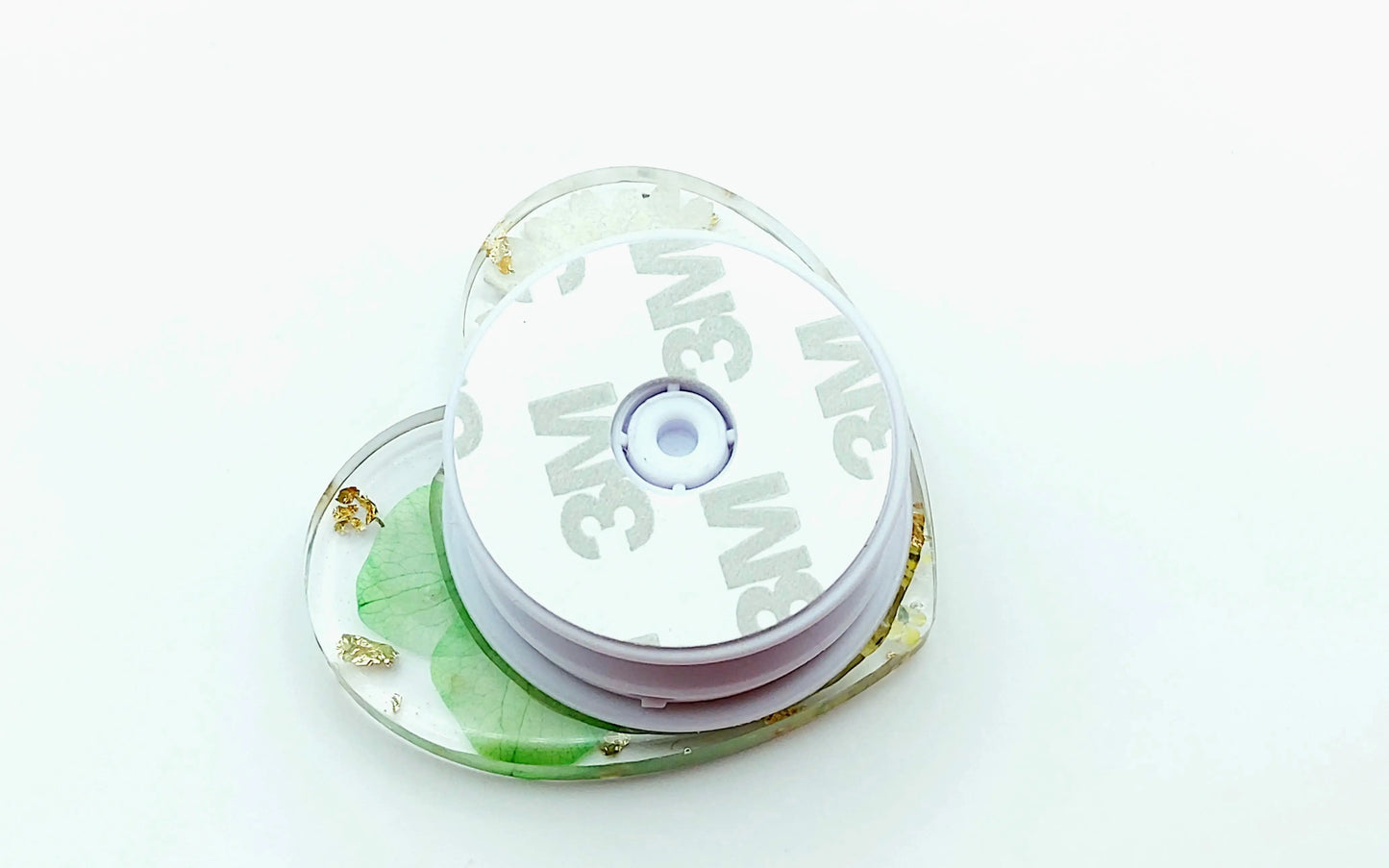 Grip pour téléphone "Coeur" en résine époxy. Fleurs vertes, jaunes et blanches. Vue de l'envers.