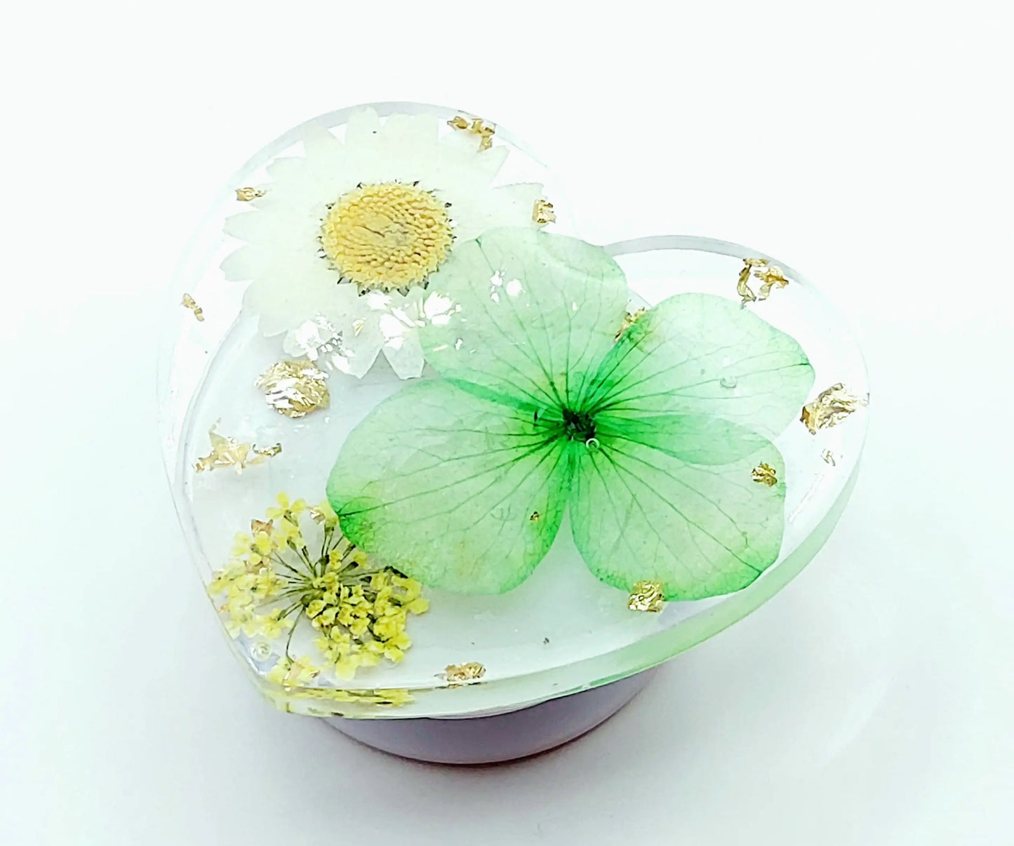 Grip pour téléphone "Coeur" en résine époxy. Fleurs vertes, jaunes et blanches. Feuille d'or.