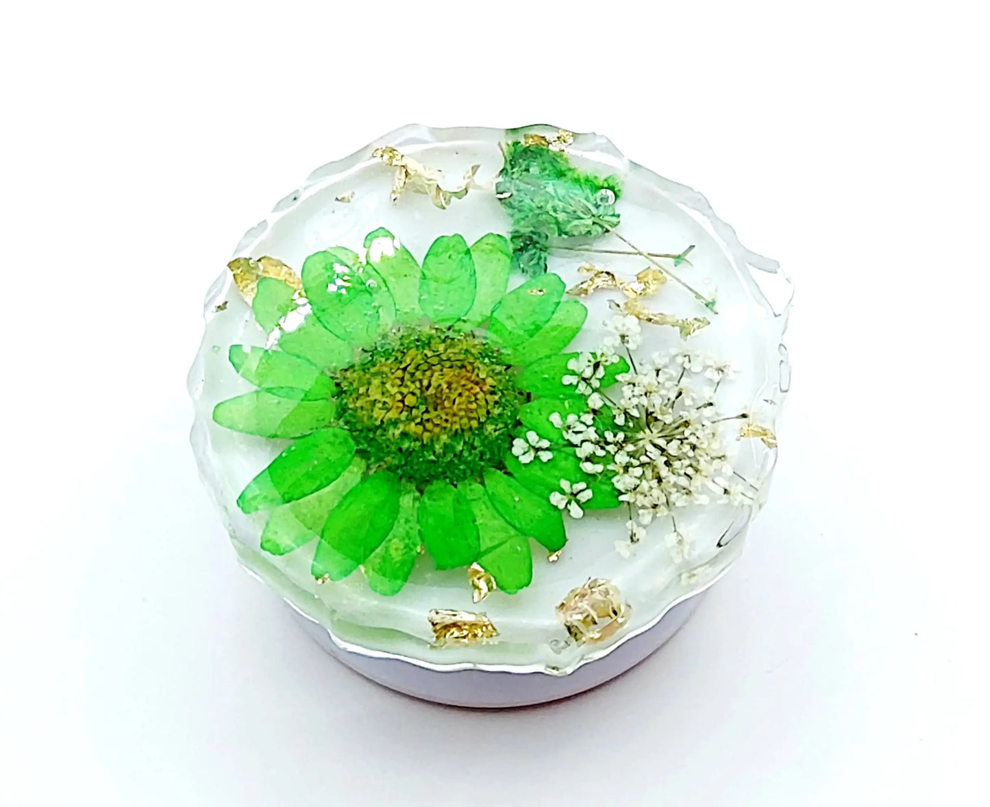 Grip pour téléphone en résine époxy, fleurs vertes et blanches. Vue de dessus.