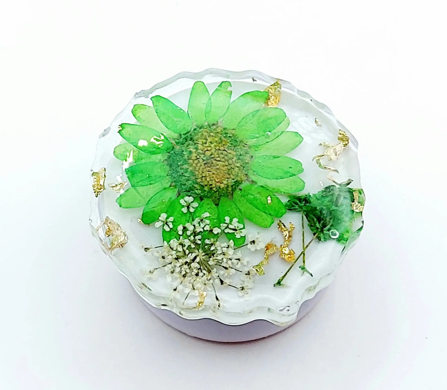 Grip pour téléphone en résine époxy, fleurs vertes et blanches. Vue de dessus.