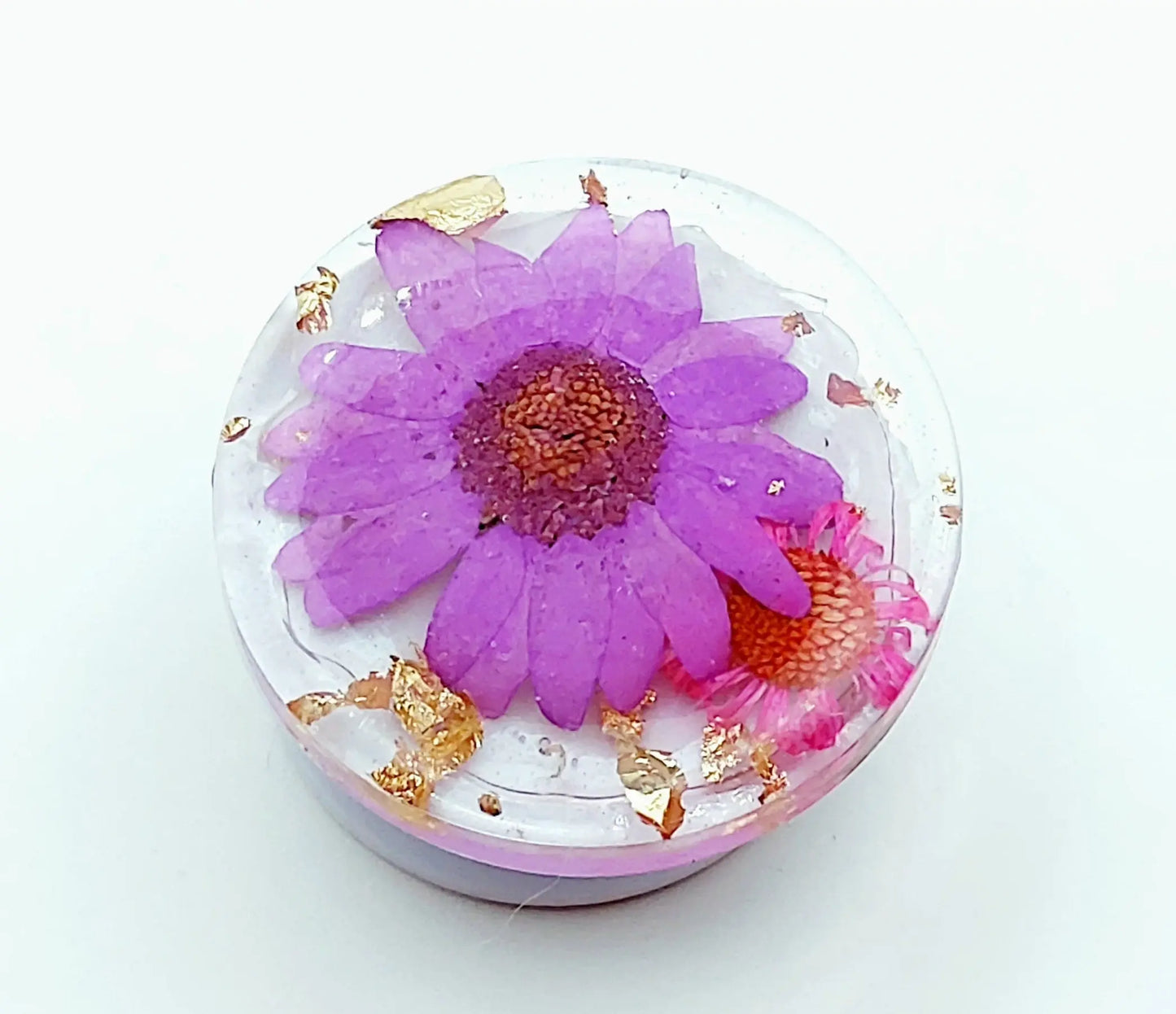 Grip pour téléphone en résine époxy. Fleurs violettes et roses. Feuille d'or. Vue de dessus.