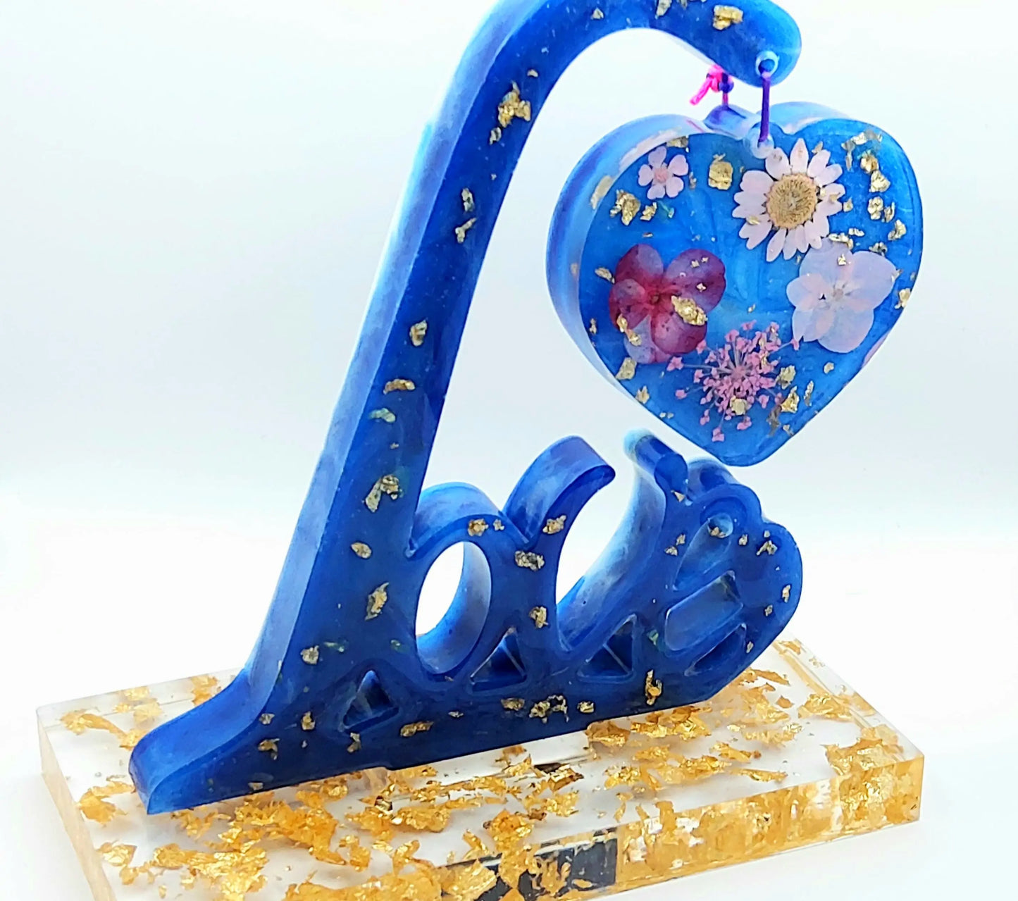 Mot LOVE sur Socle avec Coeur suspendu en résine époxy, bleu et feuille d'or, fleurs séchées roses