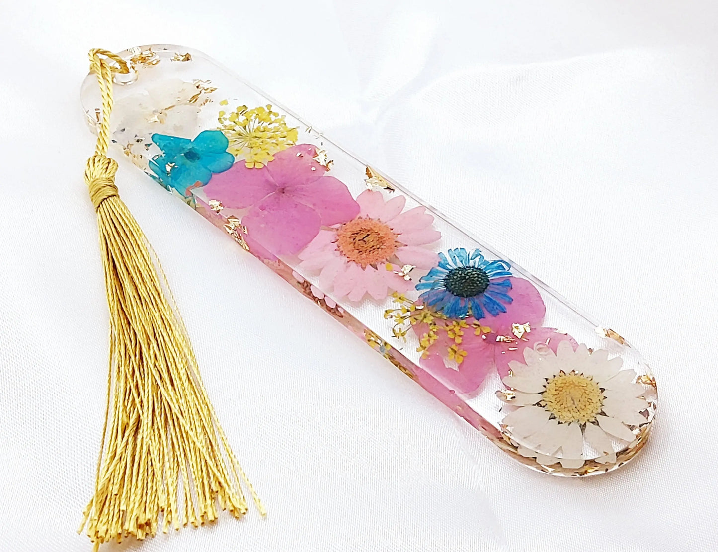 Marque-pages en résine époxy. Transparent avec fleurs séchées multicolores, feuille d'or, et pompon gland soyeux doré - PRETTY RESINE