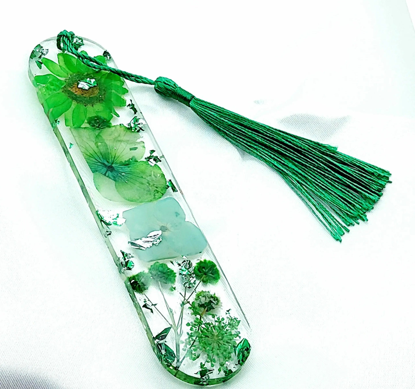 Marque-pages en résine époxy. Fleurs et pompon gland soyeux verts