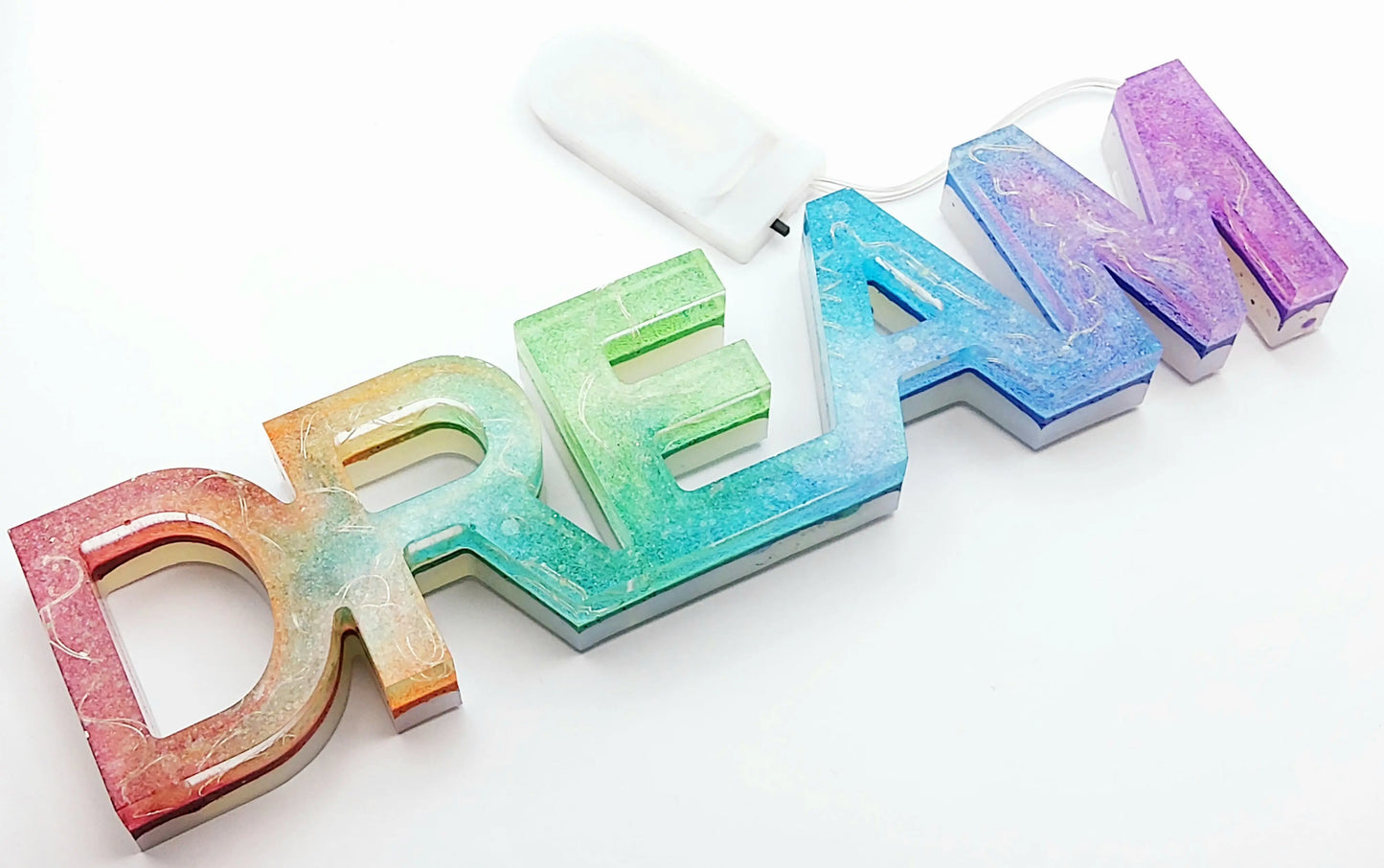 Mot décoratif DREAM lumineux, en résine époxy, arc en ciel