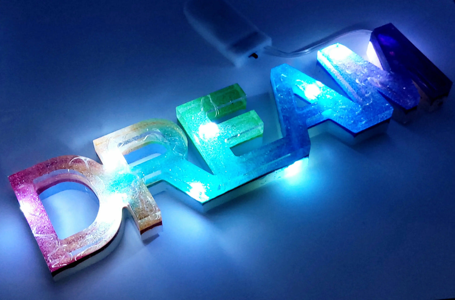 Mot décoratif DREAM lumineux, en résine époxy, arc en ciel, allumé