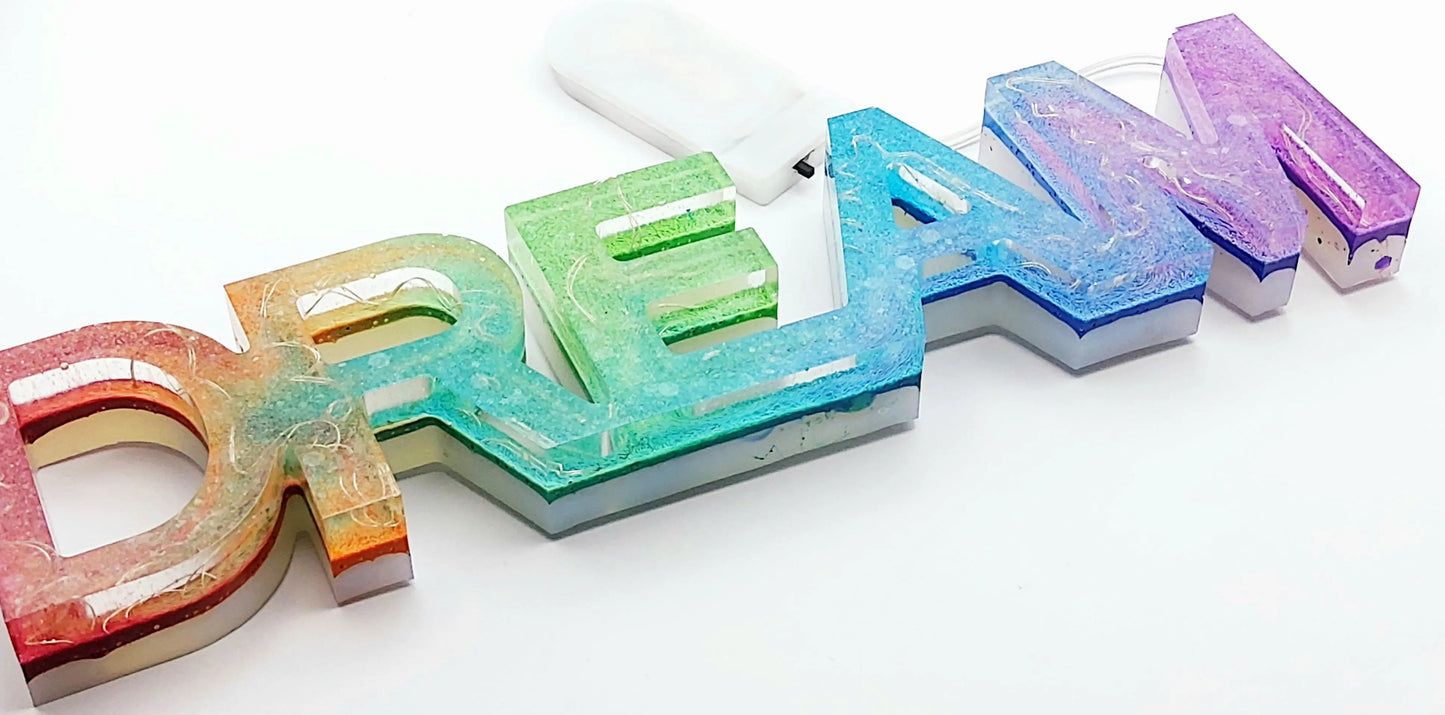 Mot décoratif DREAM lumineux, en résine époxy, arc en ciel, posé à plat