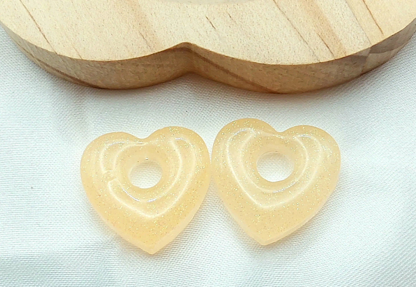 Pampilles COEUR en résine époxy. Orange pâle pailleté sirène - PRETTY RESINE