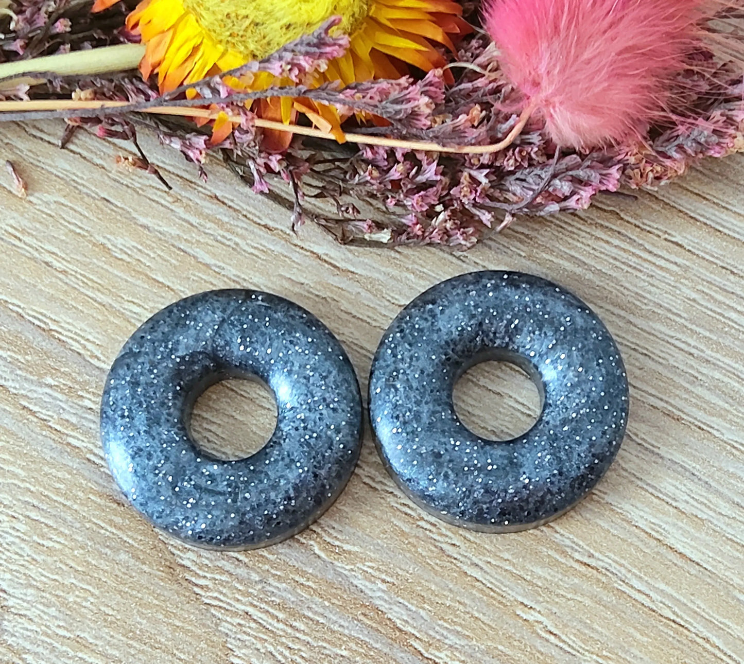 Pampilles DONUTS en résine époxy. Gris anthracite pailleté - PRETTY RESINE