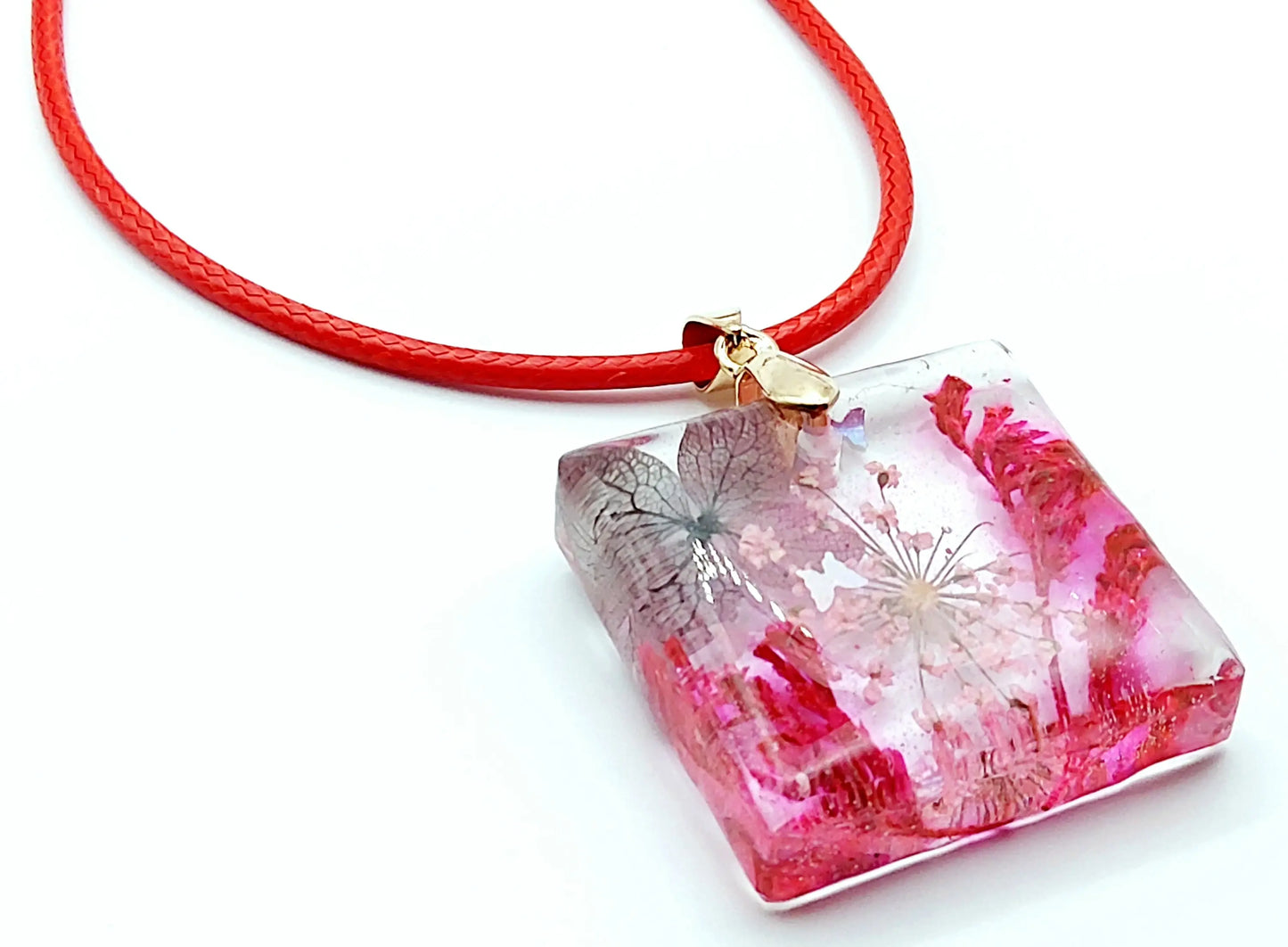 Pendentif carré en résine époxy. Fleurs séchées rouges et roses. Cordon en coton ciré rouge - PRETTY RESINE