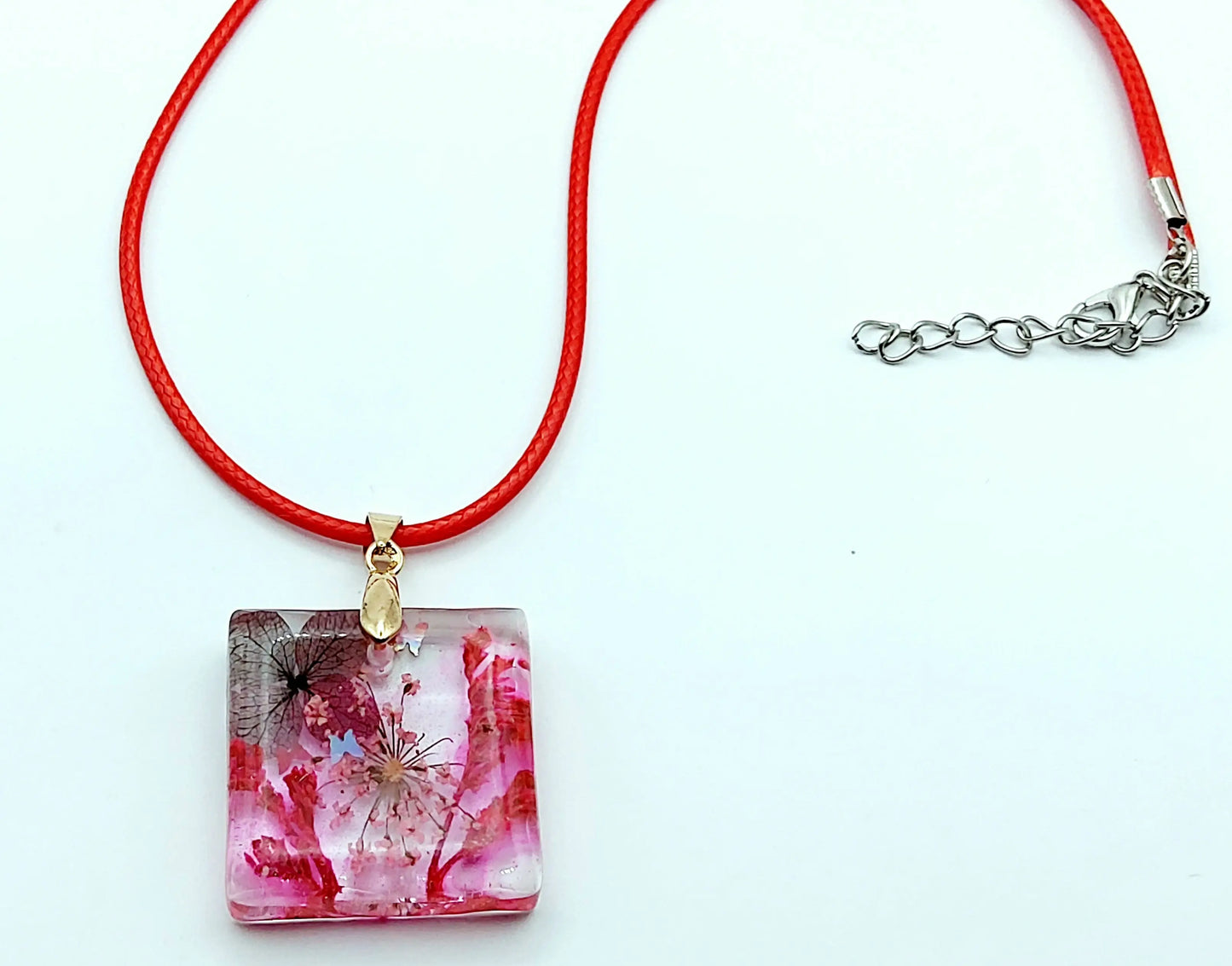 Pendentif carré en résine époxy. Fleurs séchées rouges et roses. Cordon en coton ciré rouge - PRETTY RESINE