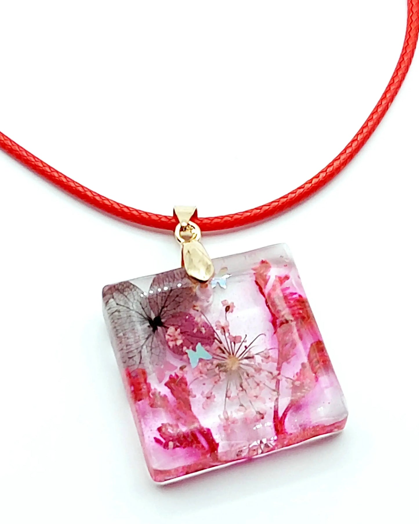 Pendentif carré en résine époxy. Fleurs séchées rouges et roses. Cordon en coton ciré rouge - PRETTY RESINE