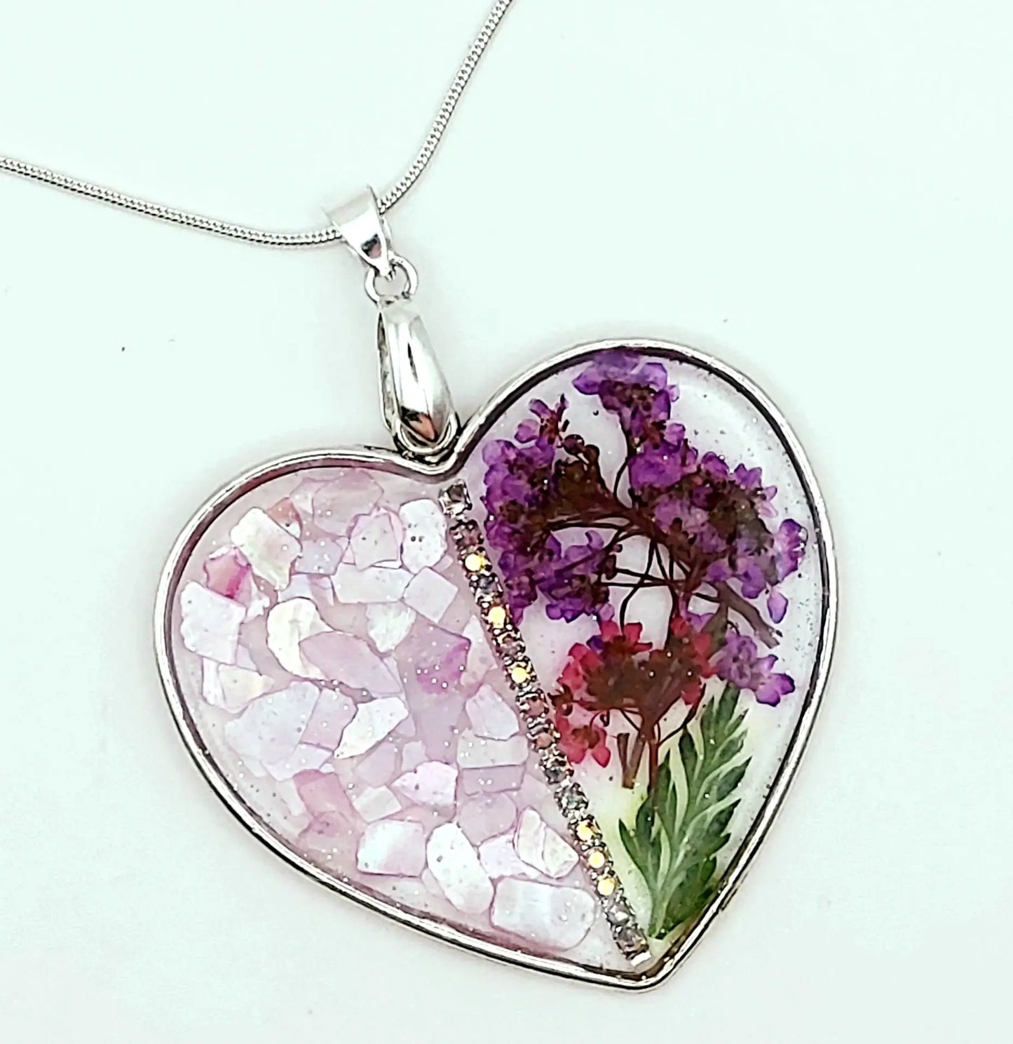 Pendentif Coeur argenté et sa chaîne en acier inoxydable - Fleurs roses et violettes - coquille - PRETTY RESINE