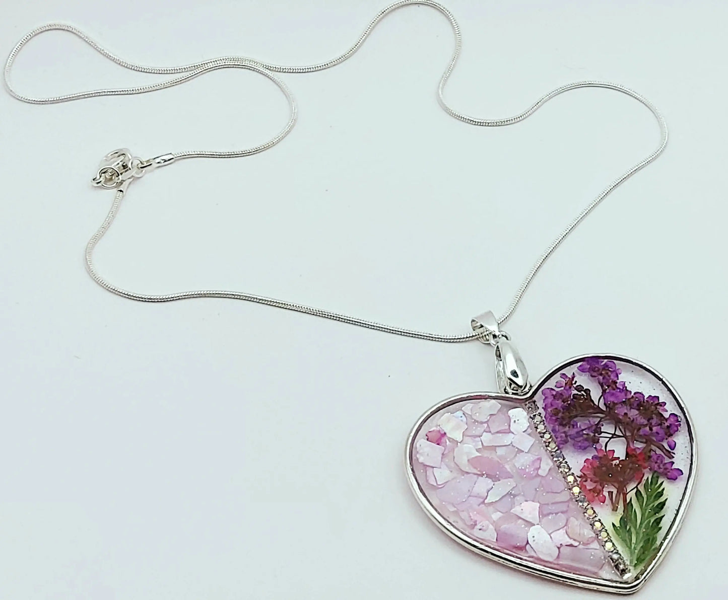 Pendentif Coeur argenté et sa chaine - Fleurs séchées - PRETTY RESINE