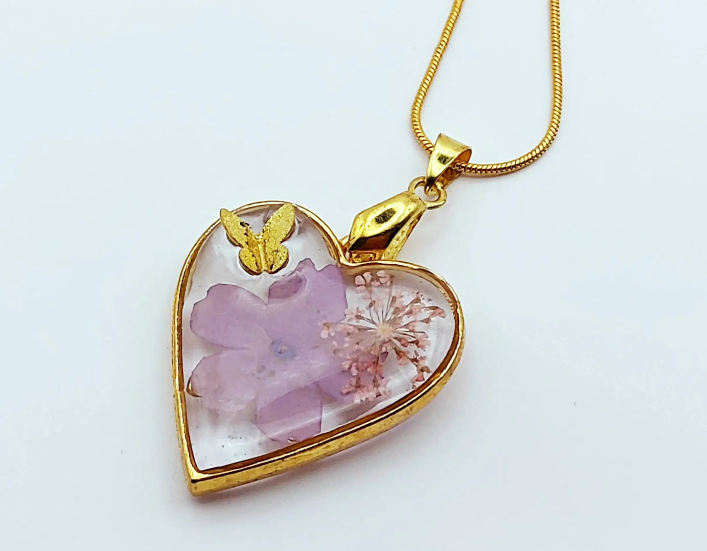 Pendentif Coeur doré et sa chaîne - Un 🦋 doré s'est posé sur une fleur - PRETTY RESINE