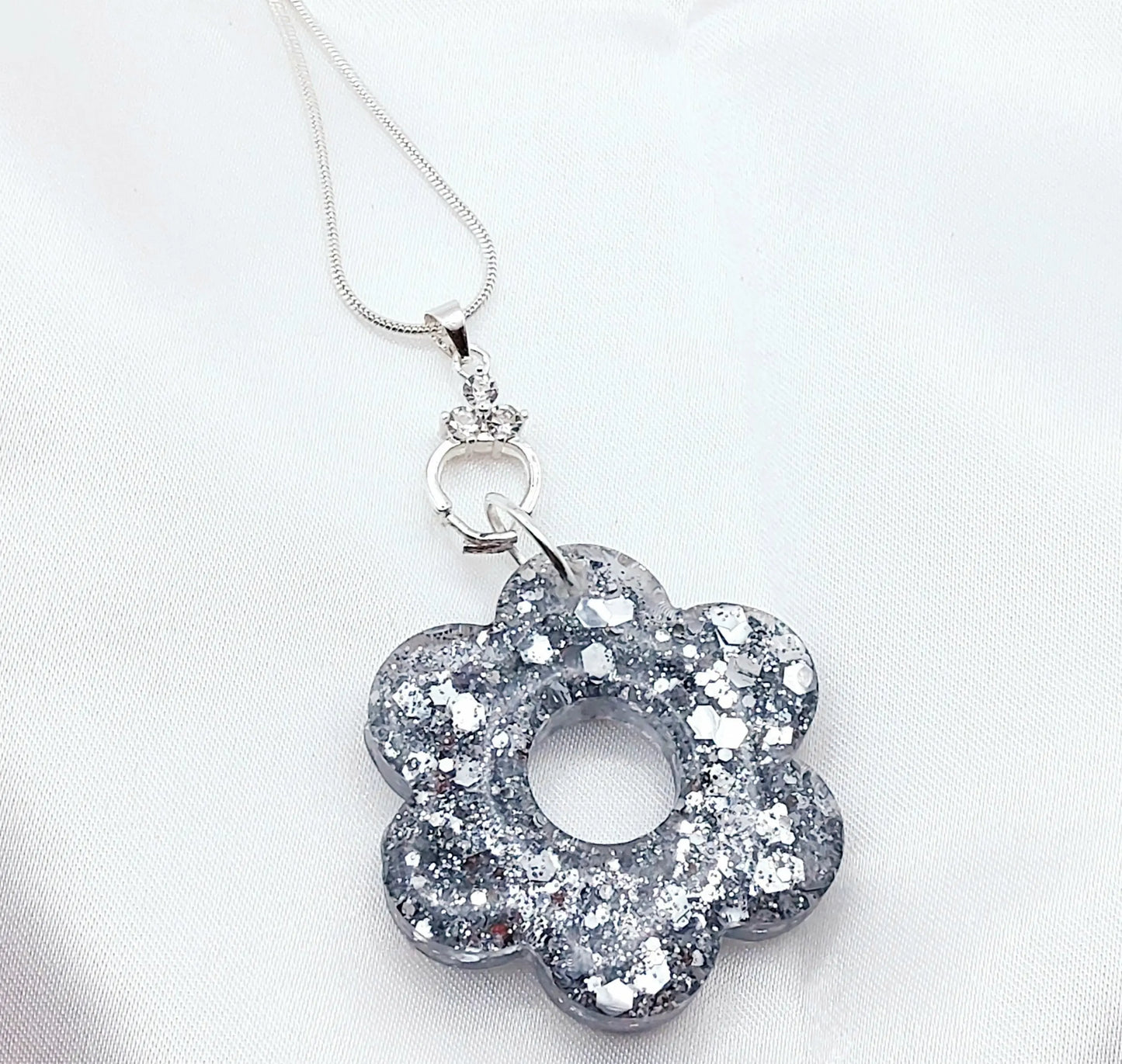 Pendentif FLEUR 6 PETALES en résine époxy. Paillettes argent - PRETTY RESINE