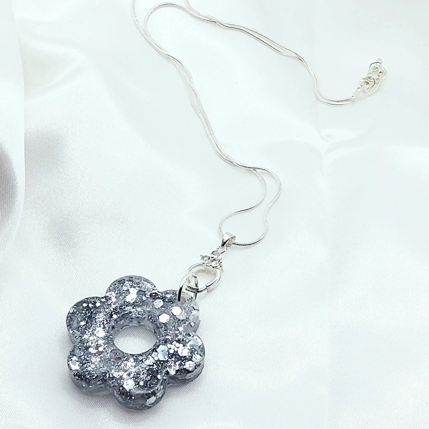 Pendentif FLEUR 6 PETALES en résine époxy. Paillettes argent - PRETTY RESINE
