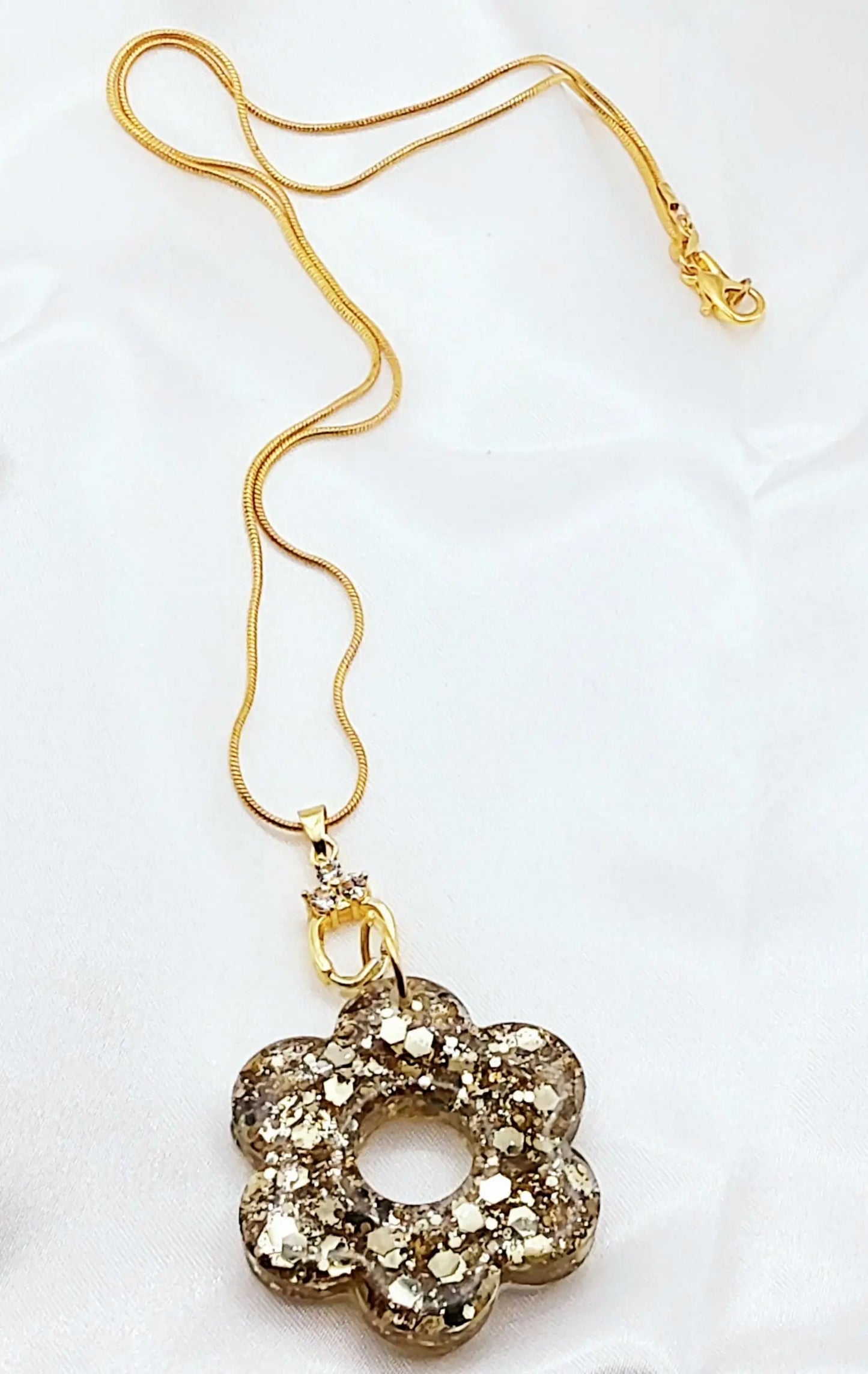 Pendentif FLEUR 6 PETALES en résine époxy. Paillettes or - PRETTY RESINE