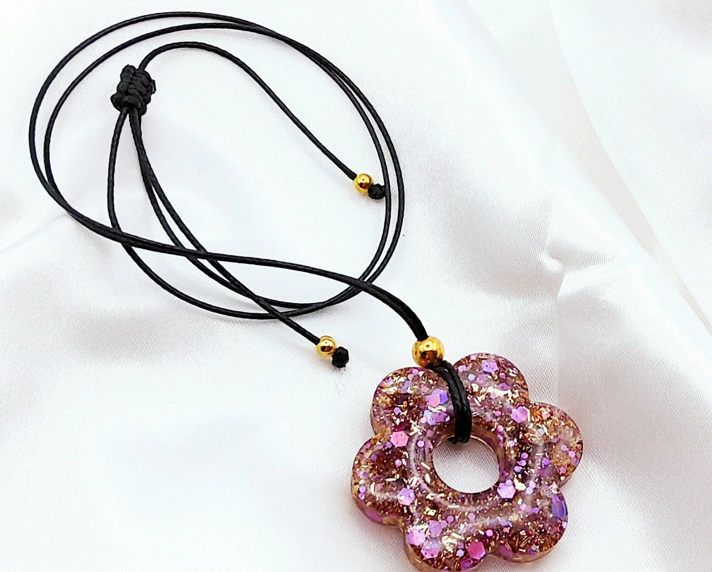 Pendentif FLEUR 6 PETALES en résine époxy. Paillettes violet et or - PRETTY RESINE