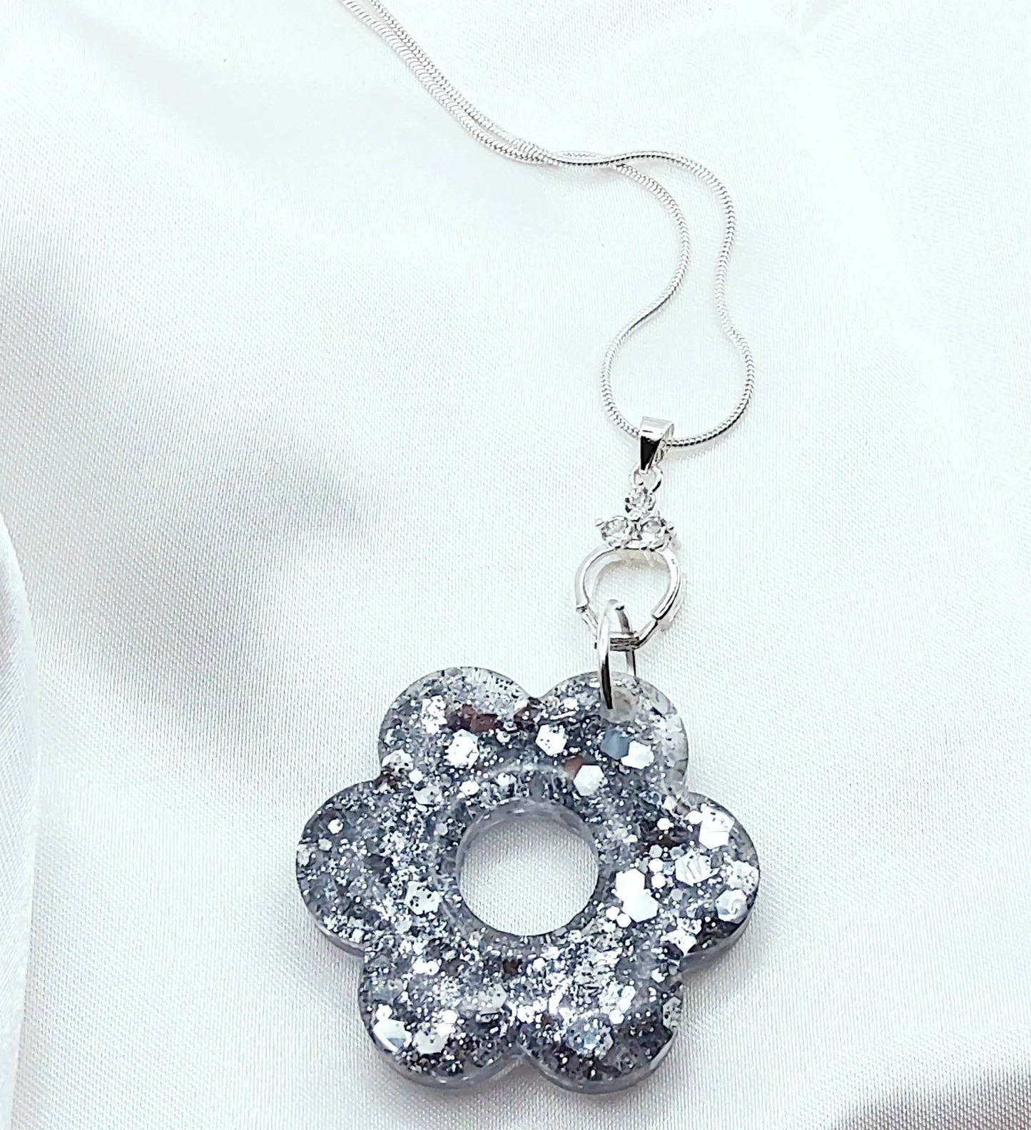 Pendentif FLEUR 6 PETALES en résine époxy. Paillettes argent - PRETTY RESINE