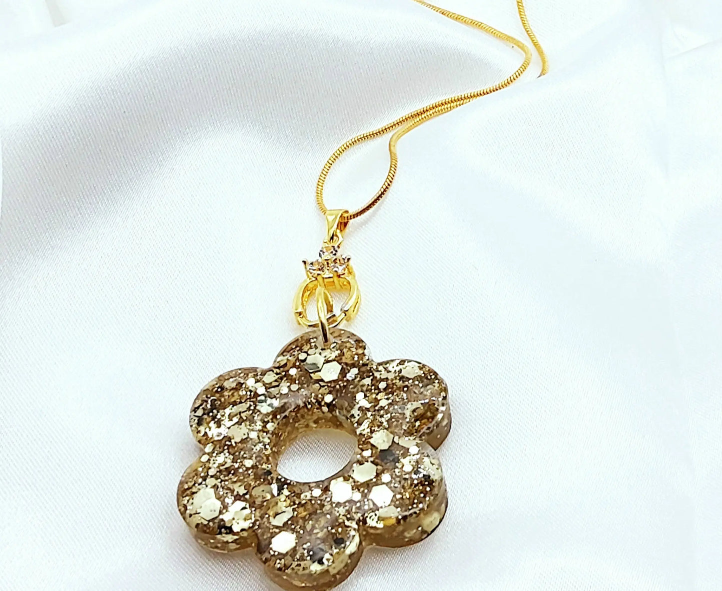 Pendentif FLEUR 6 PETALES en résine époxy. Paillettes or - PRETTY RESINE