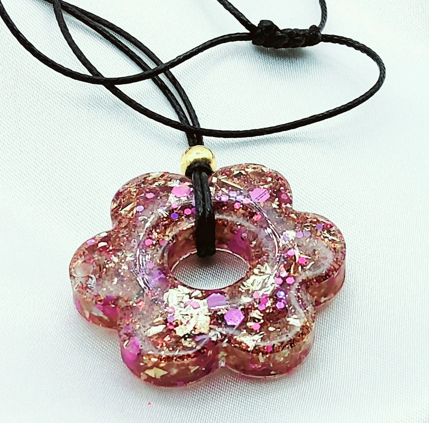 Pendentif FLEUR 6 PETALES en résine époxy. Paillettes violet et or - PRETTY RESINE