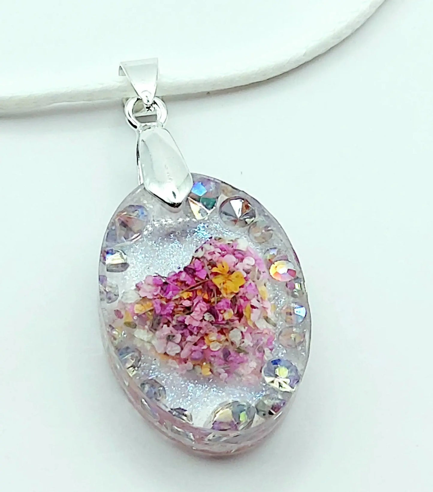 Pendentif OVALE en résine époxy. Coeur de fleurs et strass - PRETTY RESINE