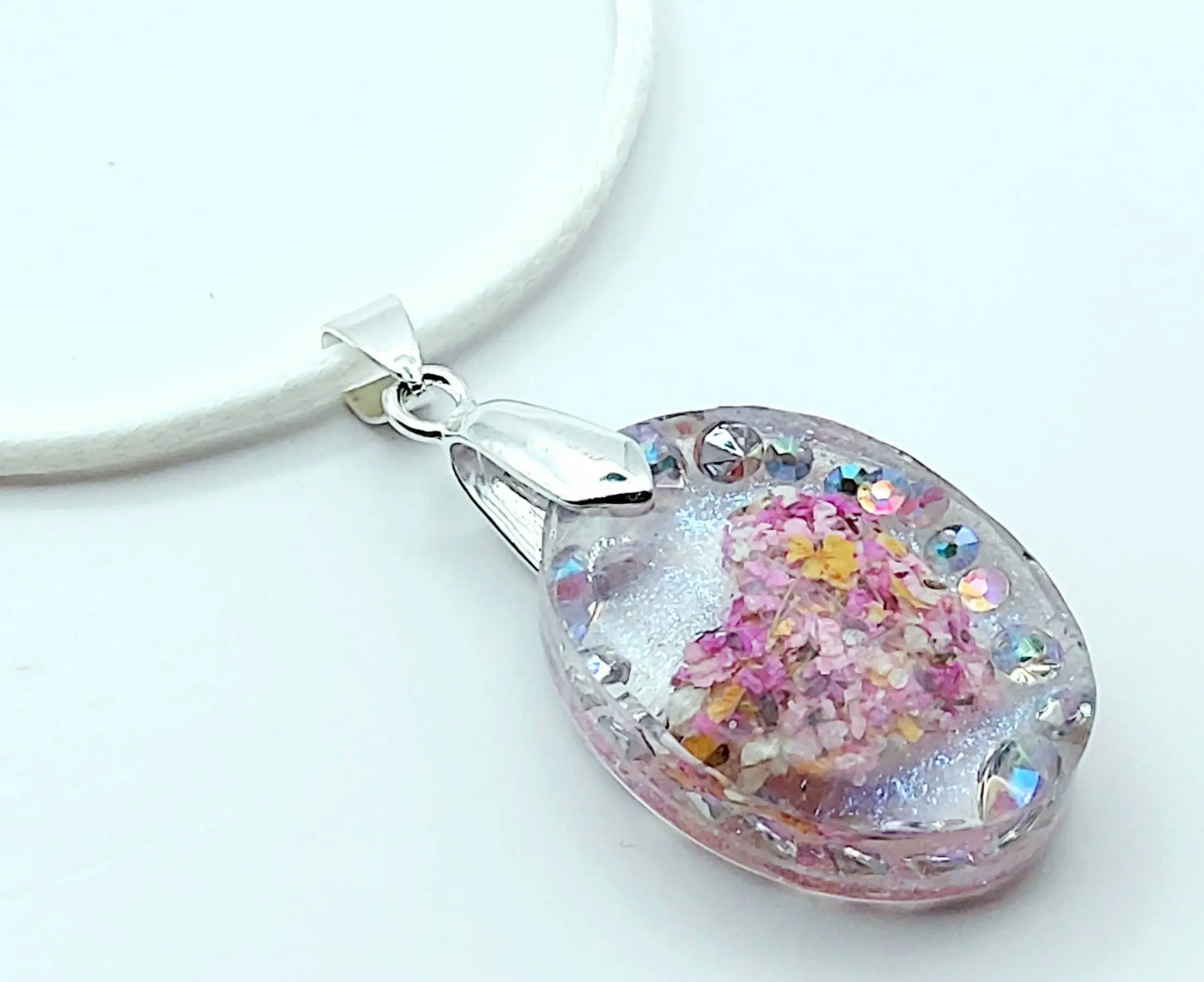 Pendentif OVALE en résine époxy. Coeur de fleurs et strass - PRETTY RESINE