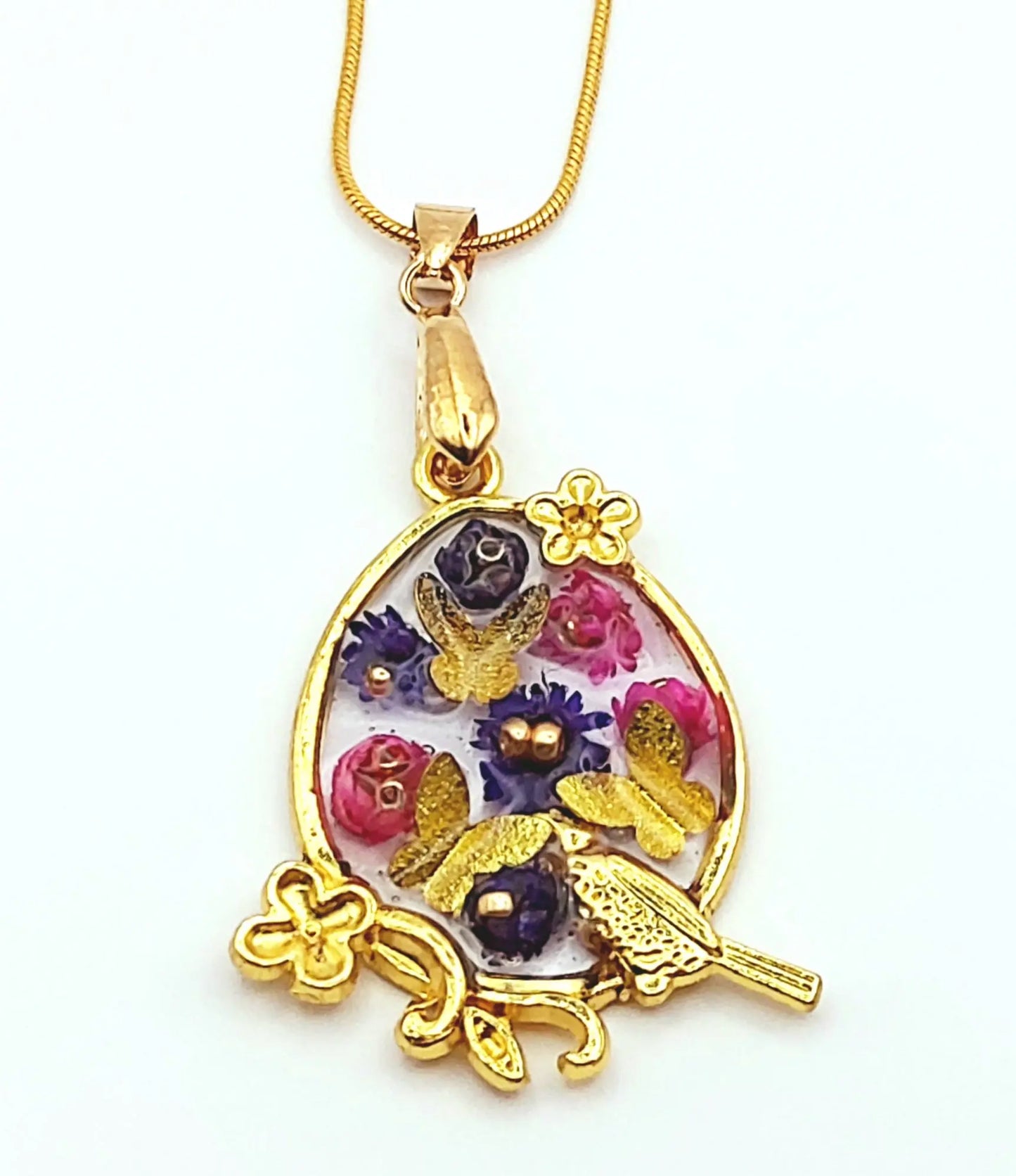 Pendentif Ovale orné de fleurs séchées, et sa chaine - Breloque - Fleurs roses et bleues - Papillons dorés - PRETTY RESINE romantique