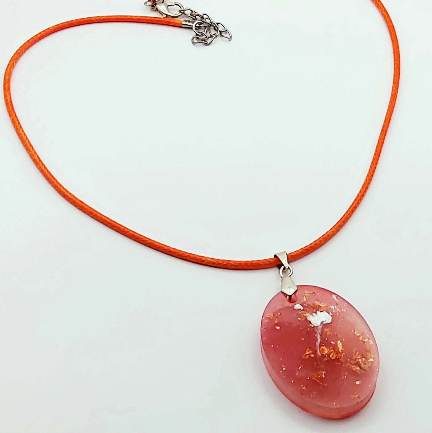 Pendentif Ovale, en résine époxy - Corail et feuille d'or - Cordon en coton ciré orange - PRETTY RESINE