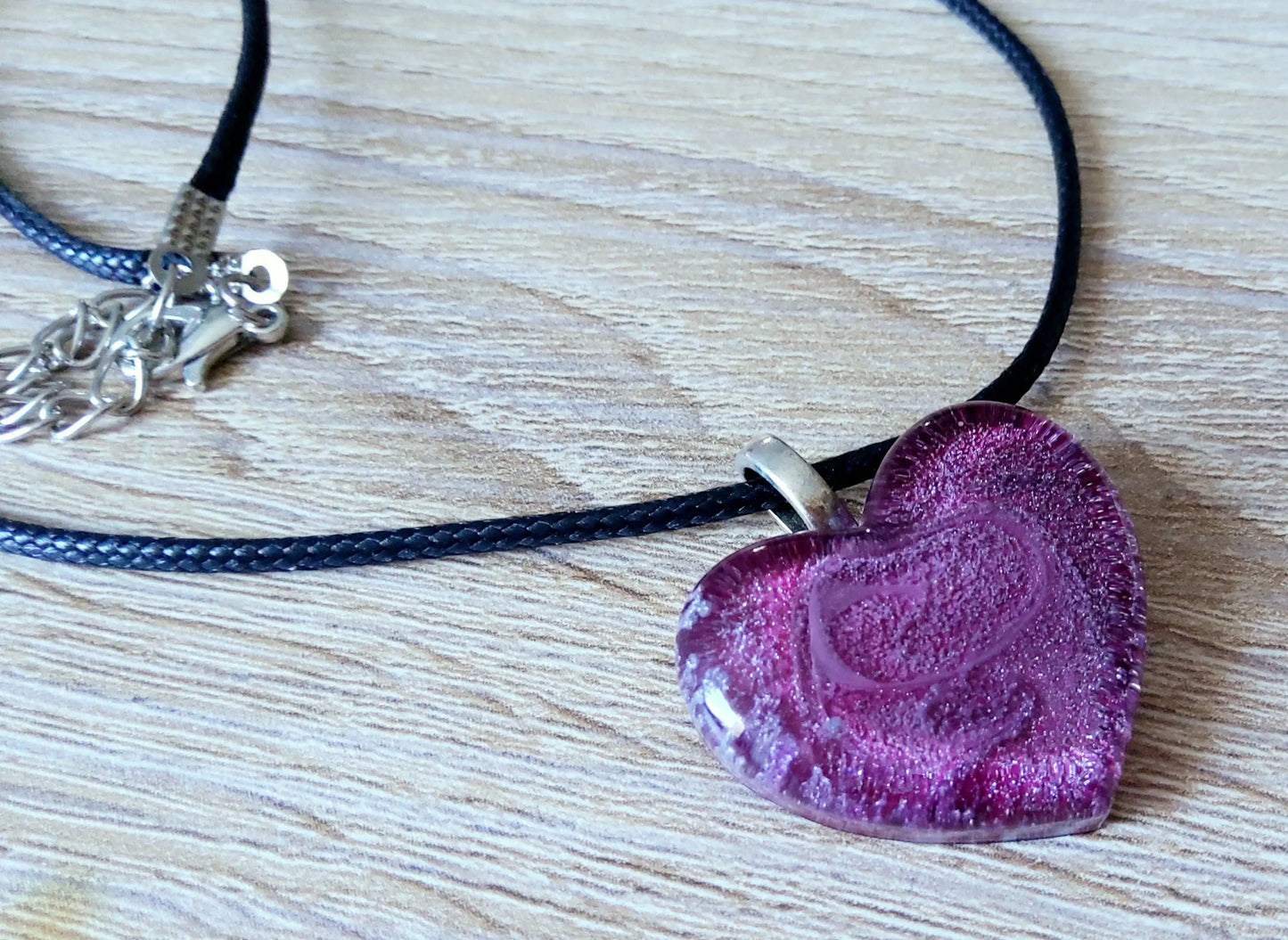 Pendentif PETIT COEUR en résine époxy. Effet pétri bordeaux et argent - PRETTY RESINE