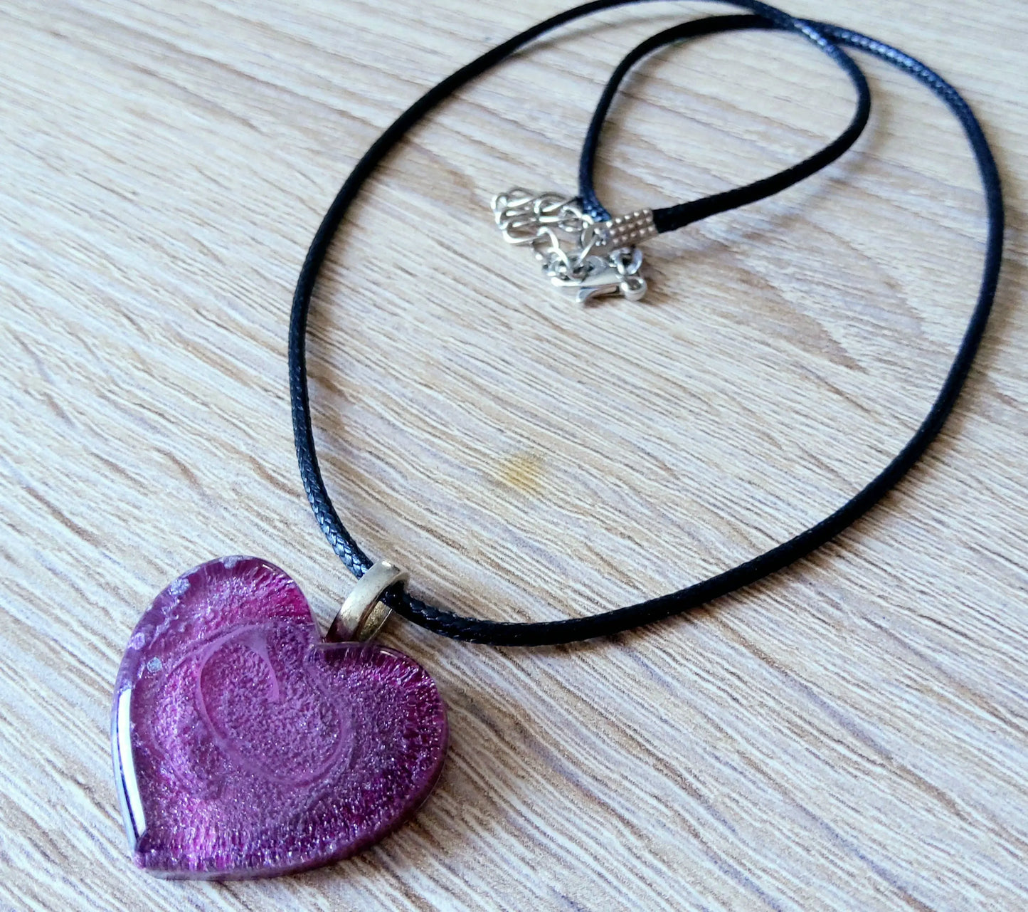 Pendentif PETIT COEUR en résine époxy. Effet pétri bordeaux et argent - PRETTY RESINE