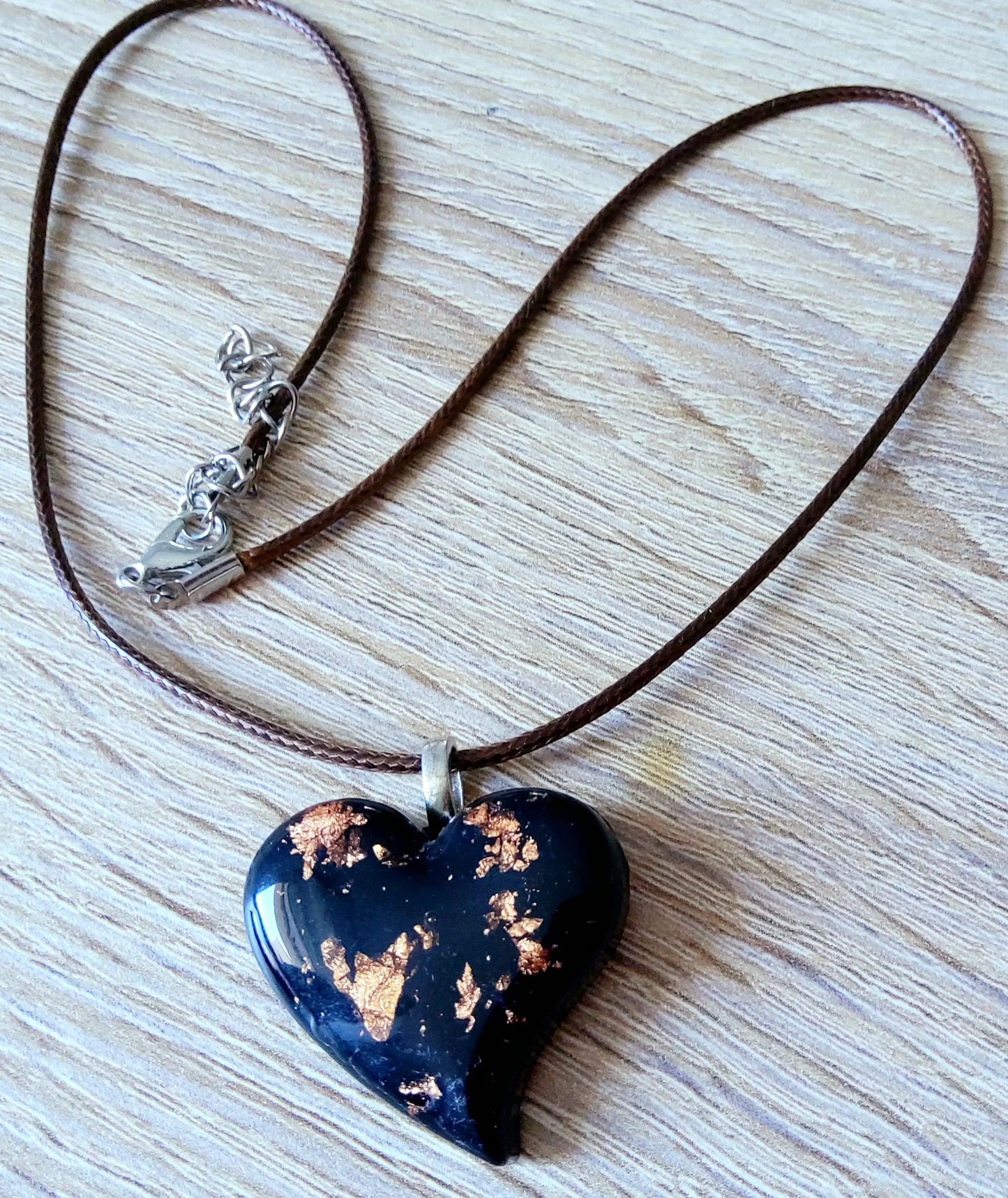 Pendentif PETIT CŒUR en résine époxy - Noir et cuivre PRETTY RESINE