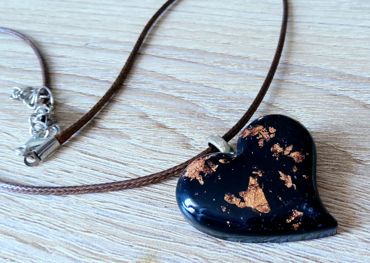 Pendentif PETIT CŒUR en résine époxy - Noir et cuivre PRETTY RESINE