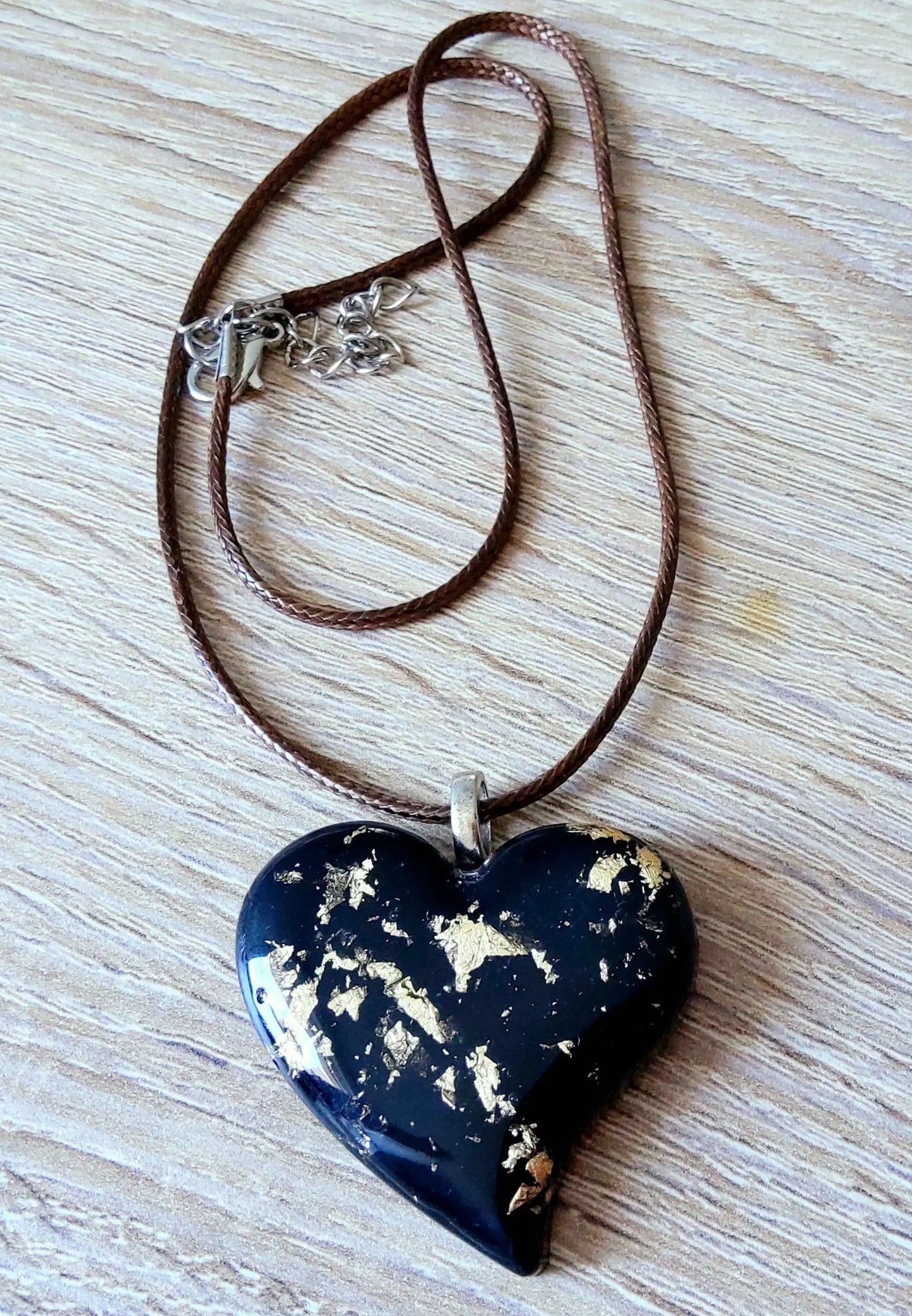 Pendentif PETIT COEUR en résine époxy. Noir et or - PRETTY RESINE