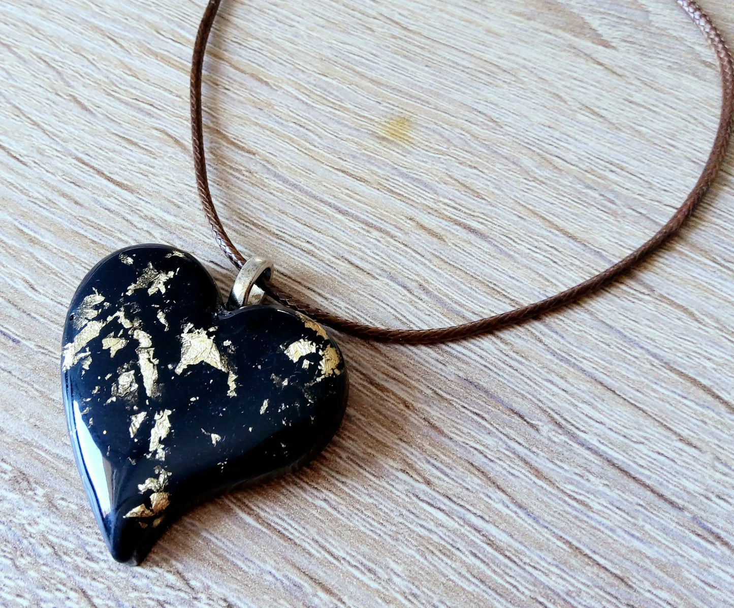 Pendentif PETIT COEUR en résine époxy. Noir et or - PRETTY RESINE