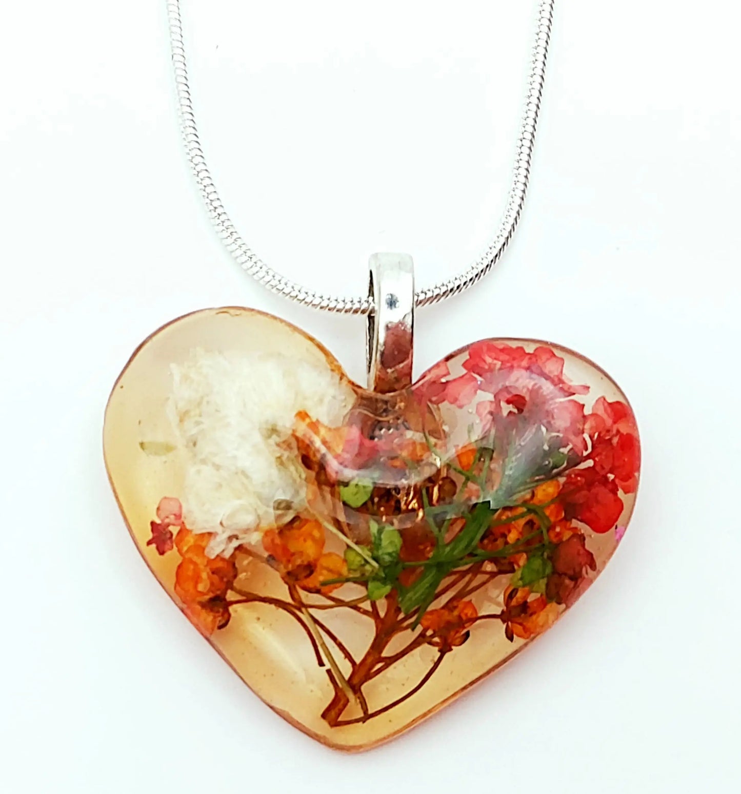 Pendentif "Coeur fleuri" en résine, et sa chaîne. Fleurs rouges, oranges et blanches