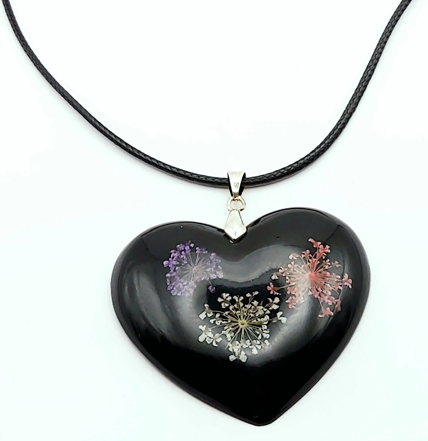 Pendentif Coeur fleuri en résine époxy - Noir et fleurs multicolores - Gros plan