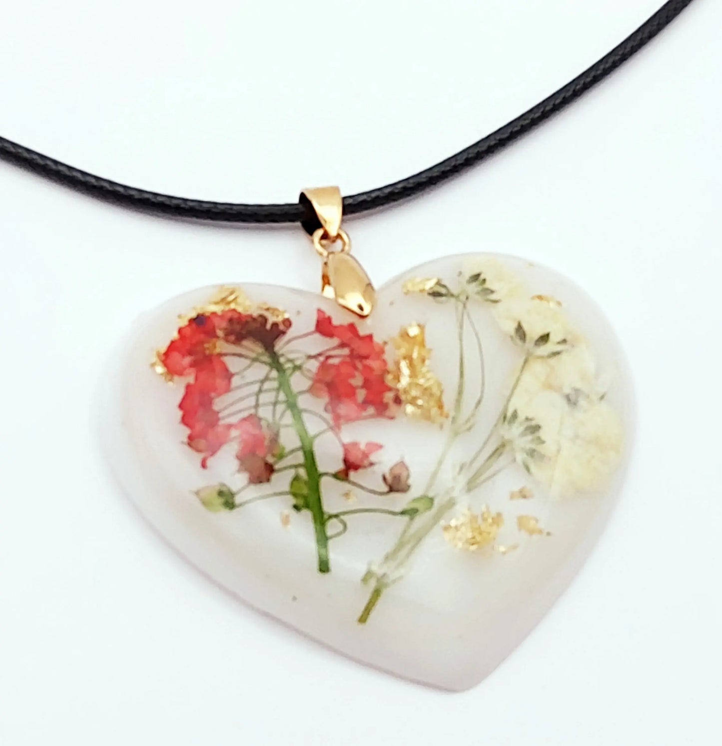 Pendentif "Coeur fleuri" blanc - Gros plan