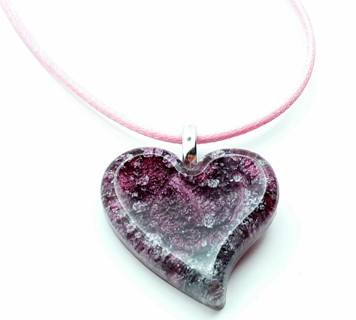 Pendentif "Petit Coeur" en résine époxy, effet pétri argent et rose. Cordon en coton ciré rose.