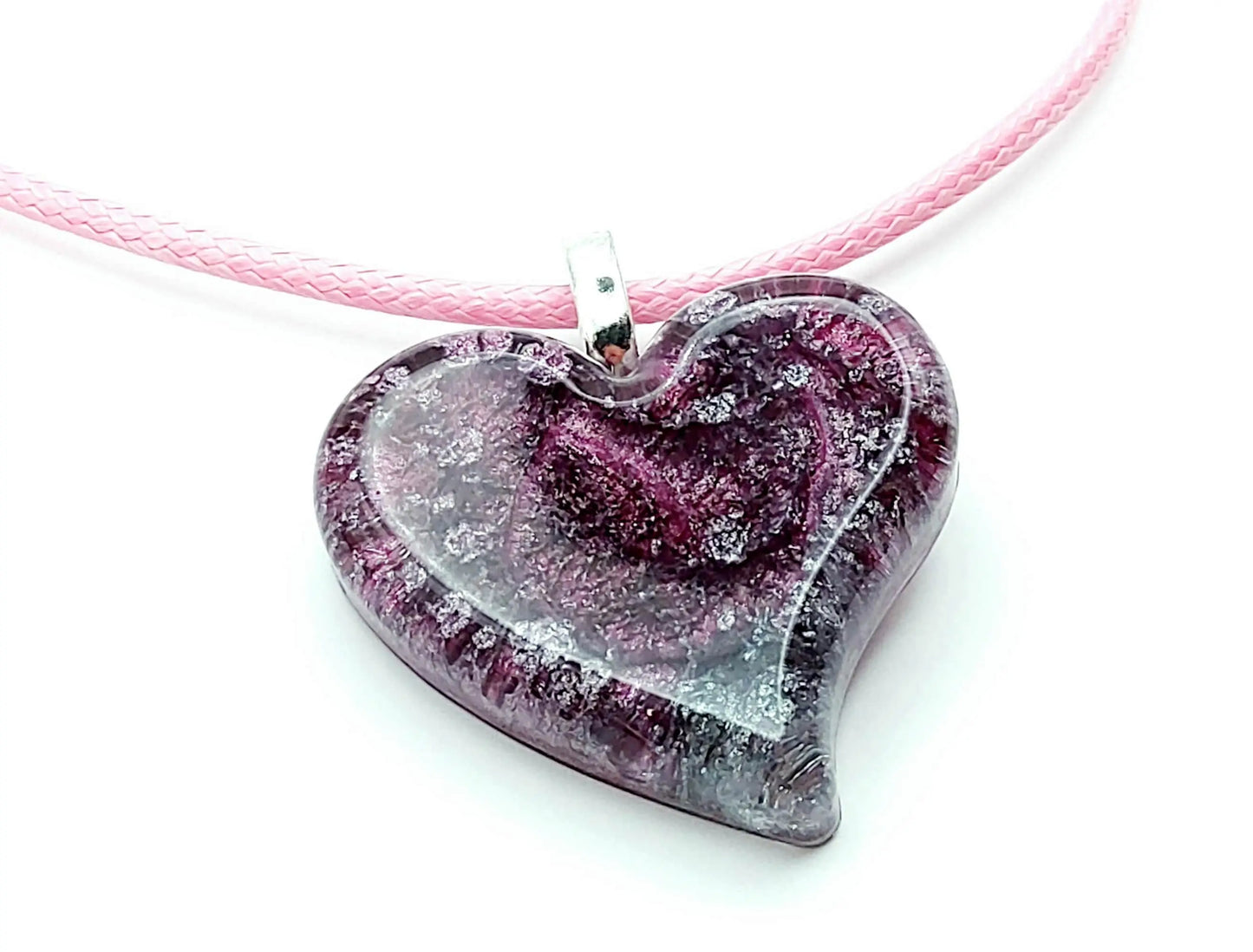 Pendentif "Petit Coeur" en résine époxy, effet pétri argent et rose. Cordon en coton ciré rose.