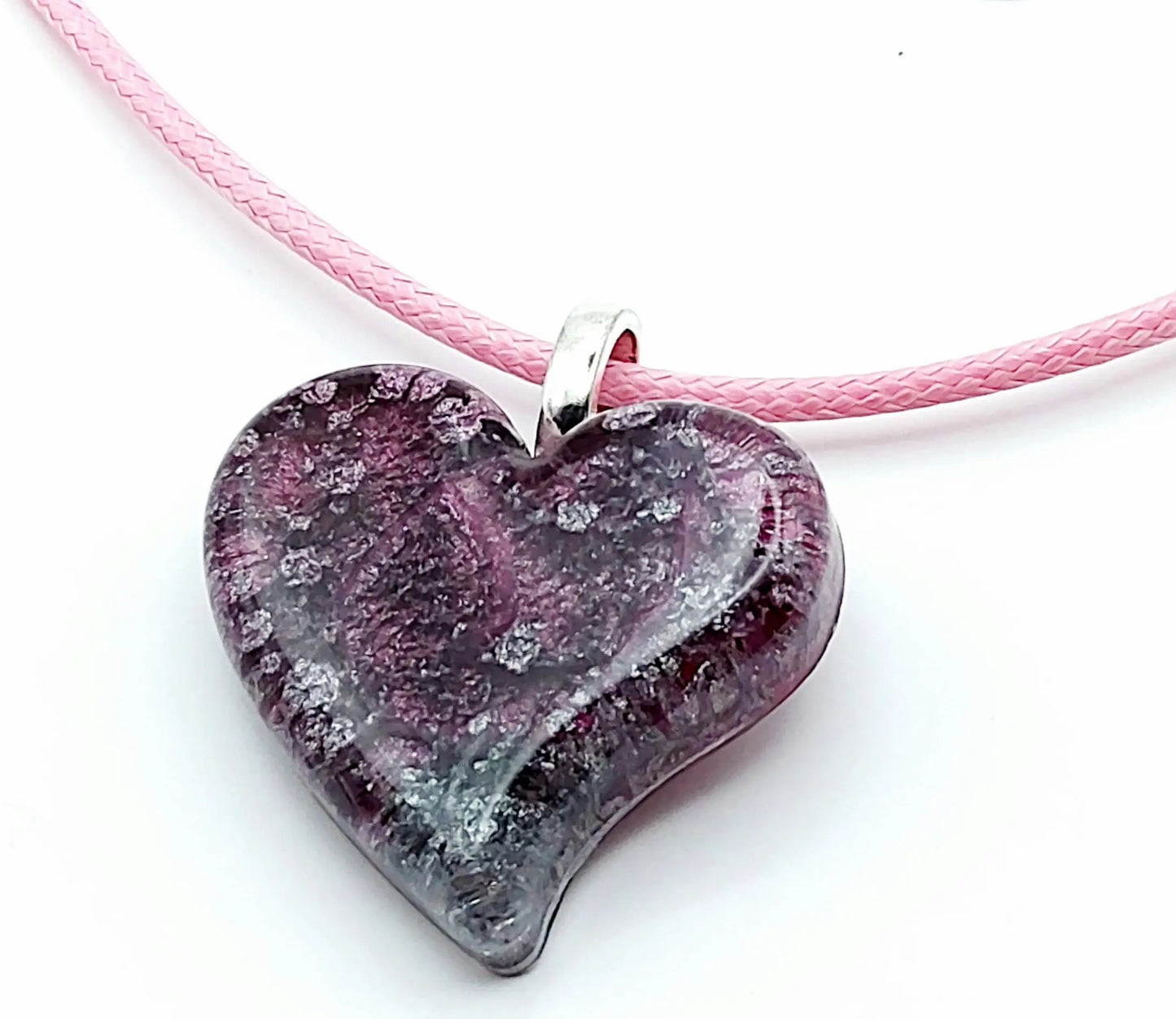 Pendentif "Petit Coeur" en résine époxy, effet pétri argent et rose. Cordon en coton ciré rose.
