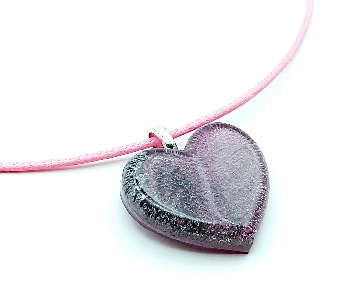 Pendentif "Petit Coeur" en résine époxy, effet pétri gris et rose. Cordon en coton ciré rose clair.
