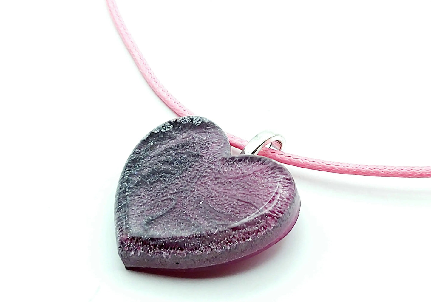 Pendentif "Petit Coeur" en résine époxy, effet pétri gris et rose. Cordon en coton ciré rose clair.