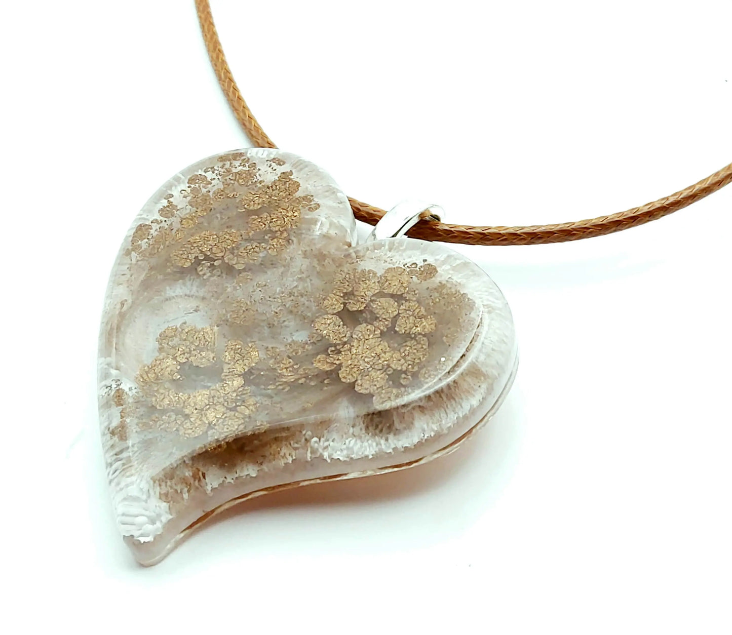 Pendentif "Petit Coeur" en résine époxy, effet pétri marron et crème. Cordon en coton ciré marron.