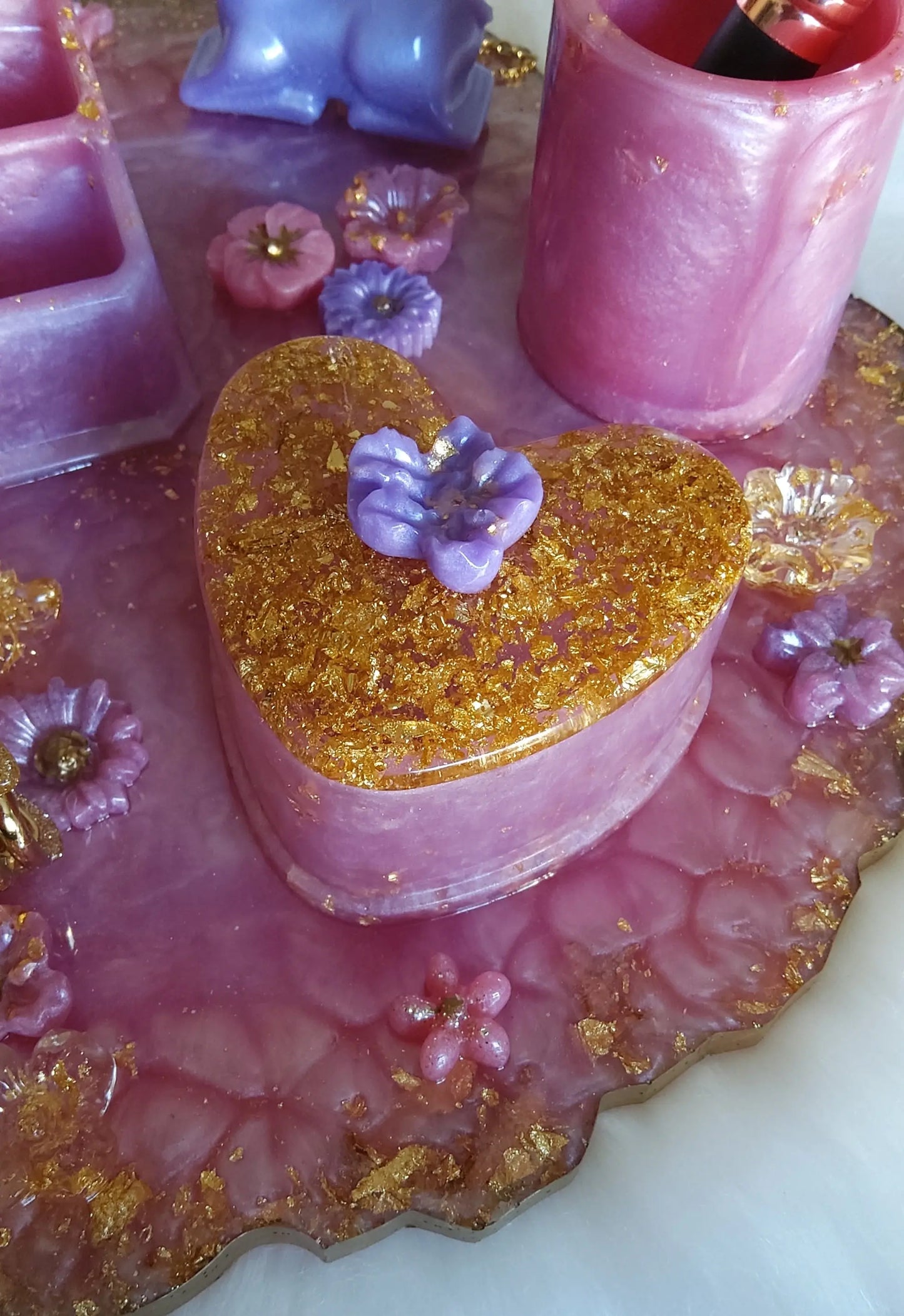 Plateau Rangement Maquillage Rond - Rose, mauve et or - Zoom sur la Boite Coeur - PRETTY RESINE